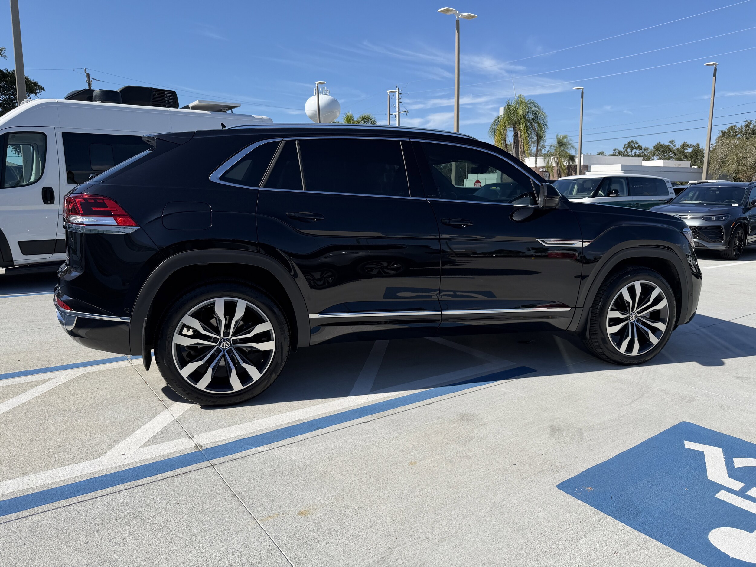 2023 Volkswagen Atlas Cross Sport V6 SEL Premium R-Line photo 2