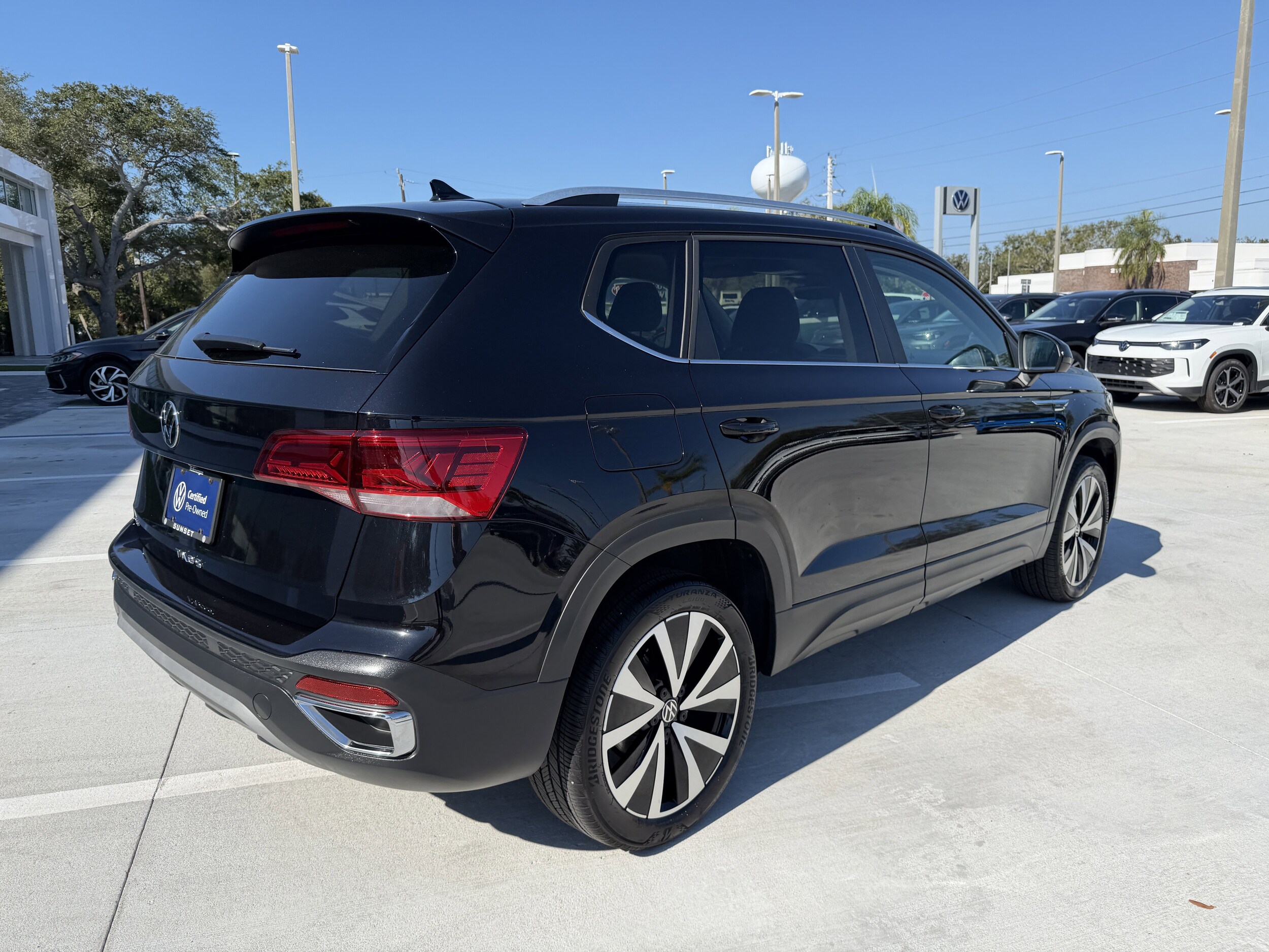 2024 Volkswagen Taos SE photo 3