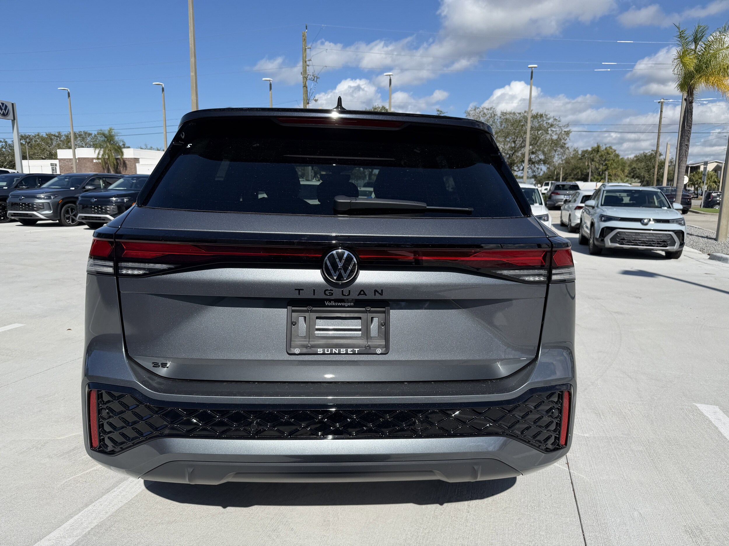 2025 Volkswagen Tiguan SE R-Line Black photo 4