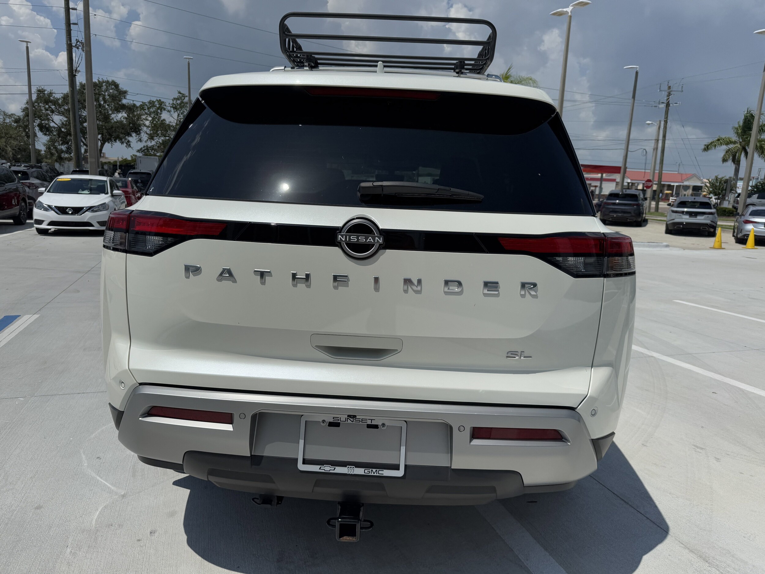 2024 Nissan Pathfinder SL photo 3