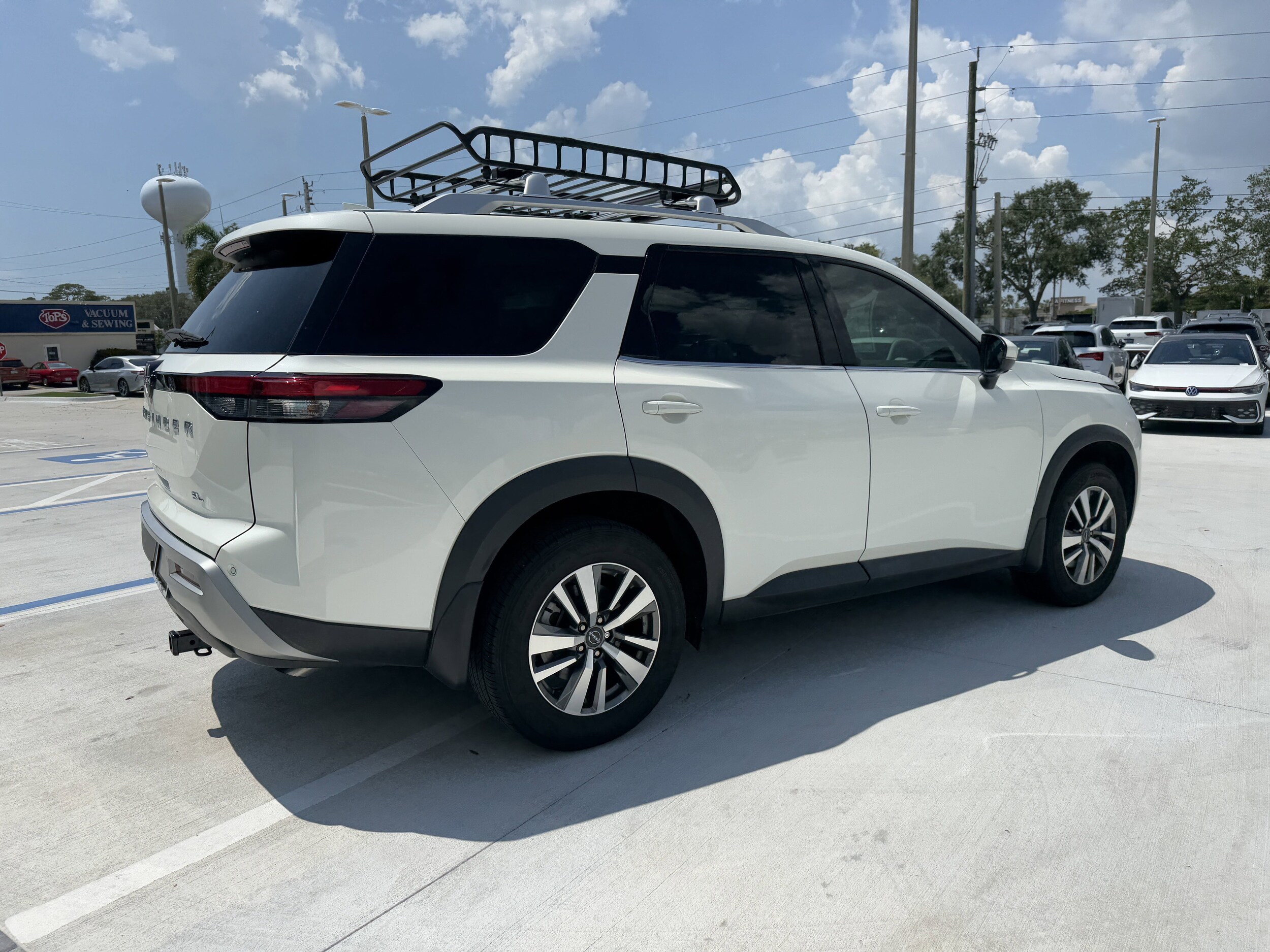 2024 Nissan Pathfinder SL photo 2