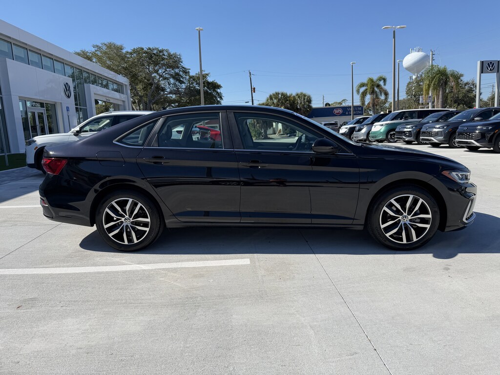 Used 2025 Volkswagen Jetta SE Sedan