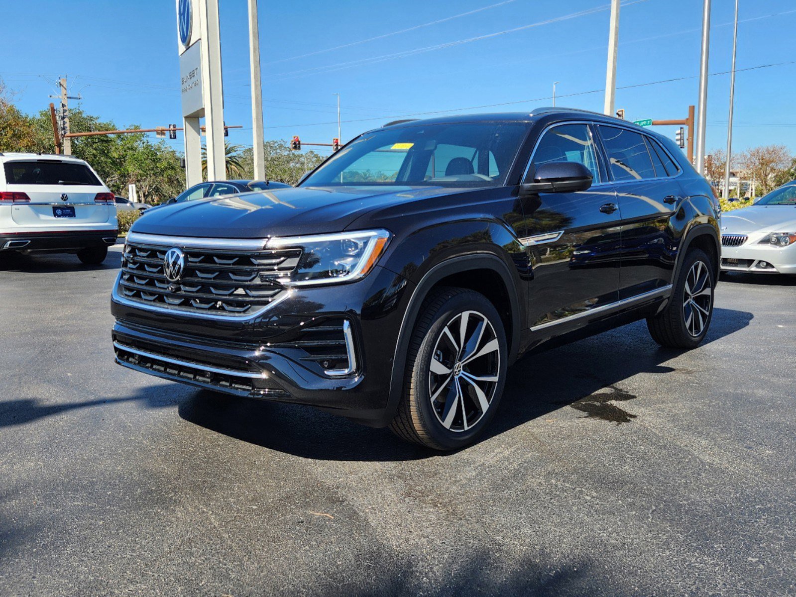 2025 Volkswagen Atlas Cross Sport SEL Premium R-Line photo 3