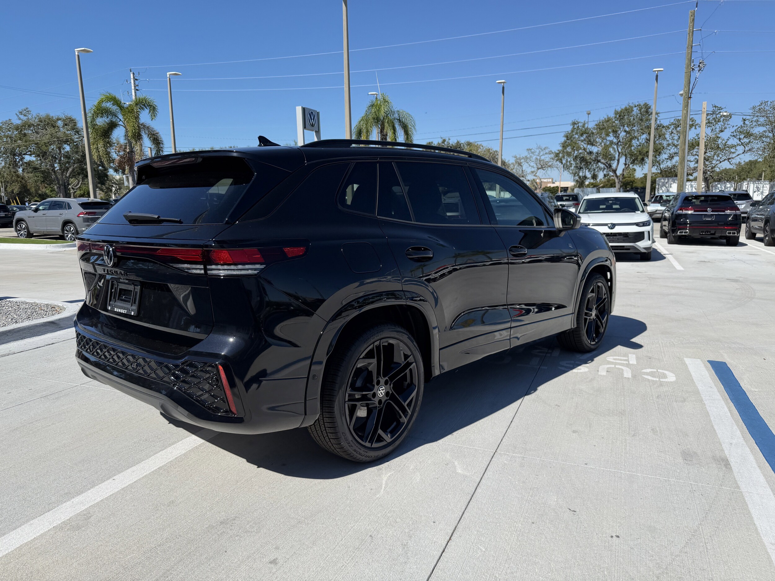 2026 Volkswagen Tiguan SE R-Line Black photo 2