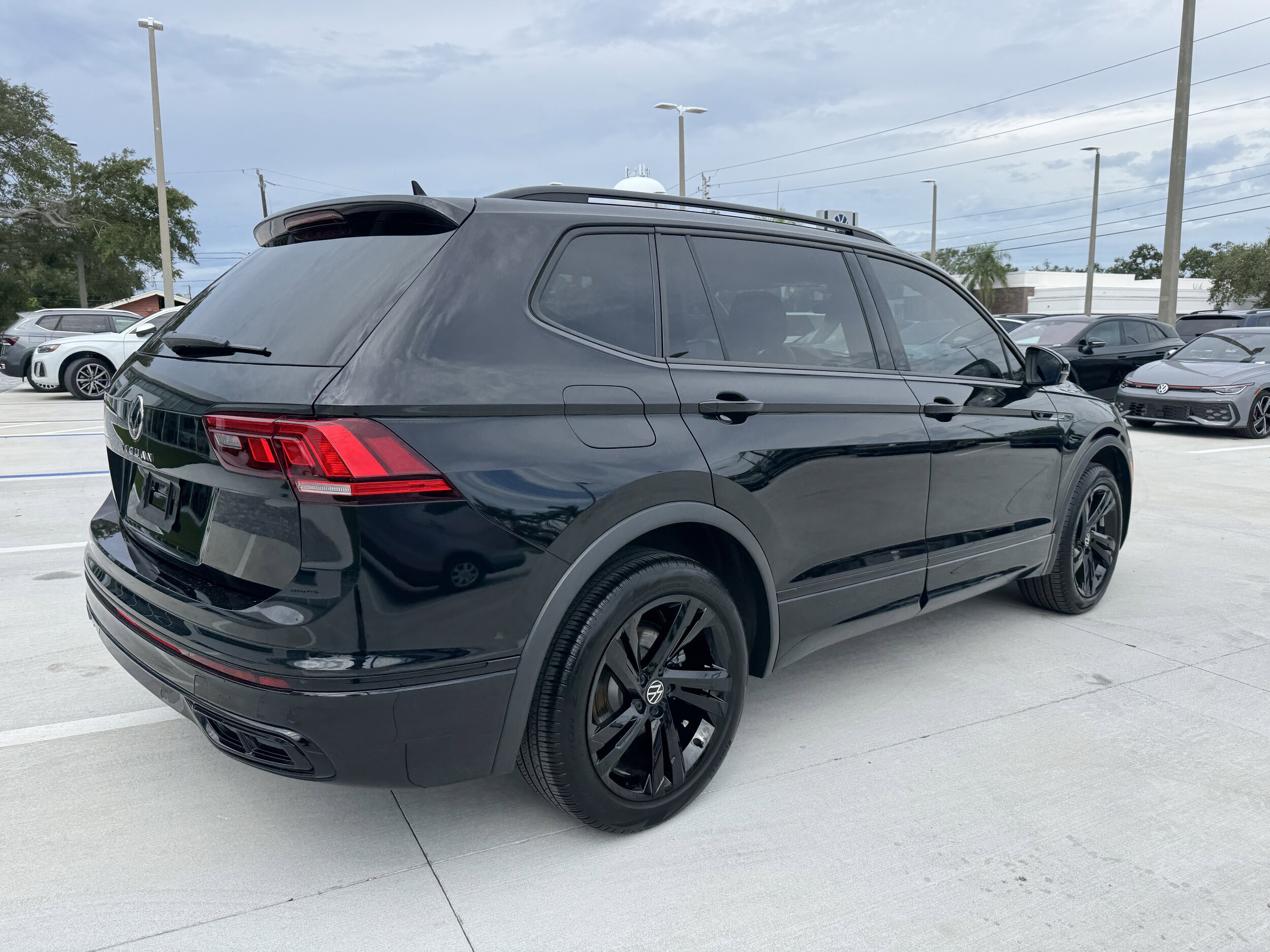 2024 Volkswagen Tiguan SE R-Line Black photo 3