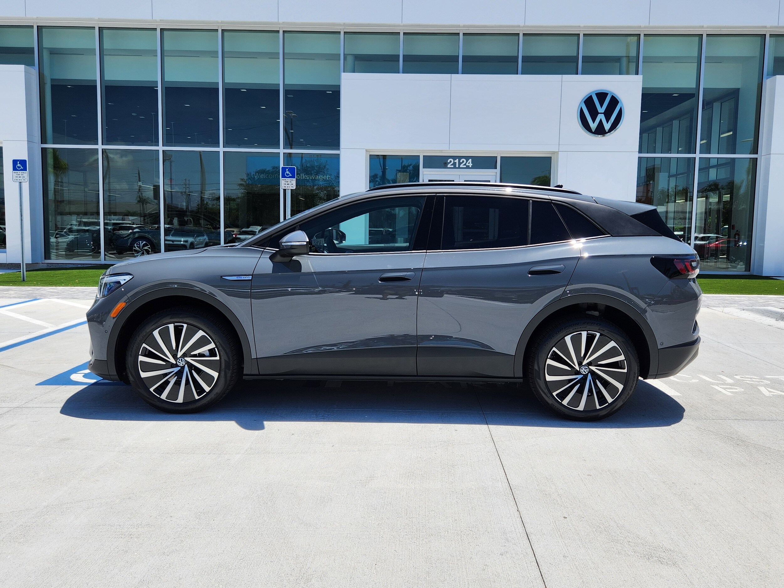 2025 Volkswagen ID.4 Pro photo 4