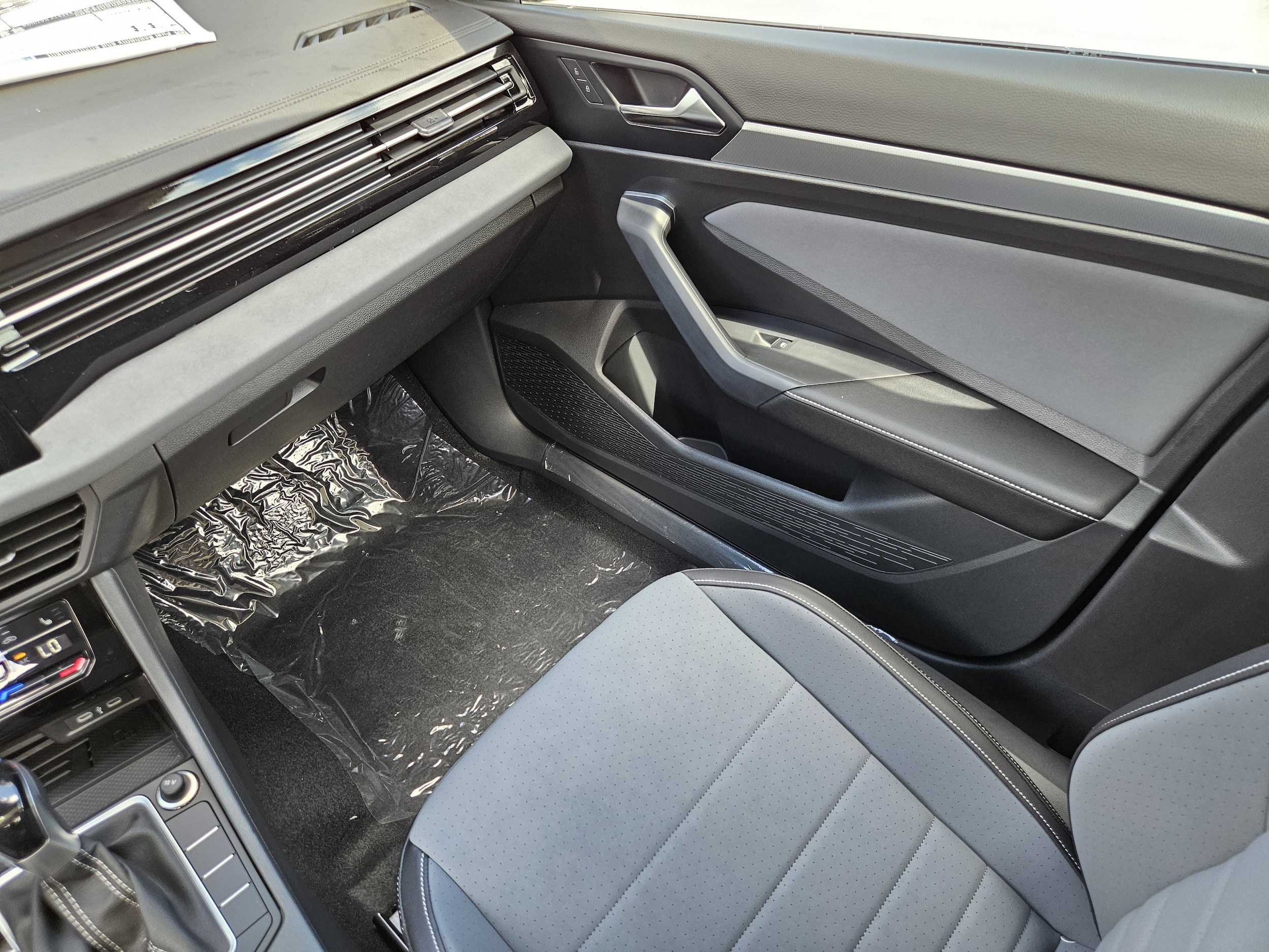 2025 Volkswagen Jetta SE - Photo 16