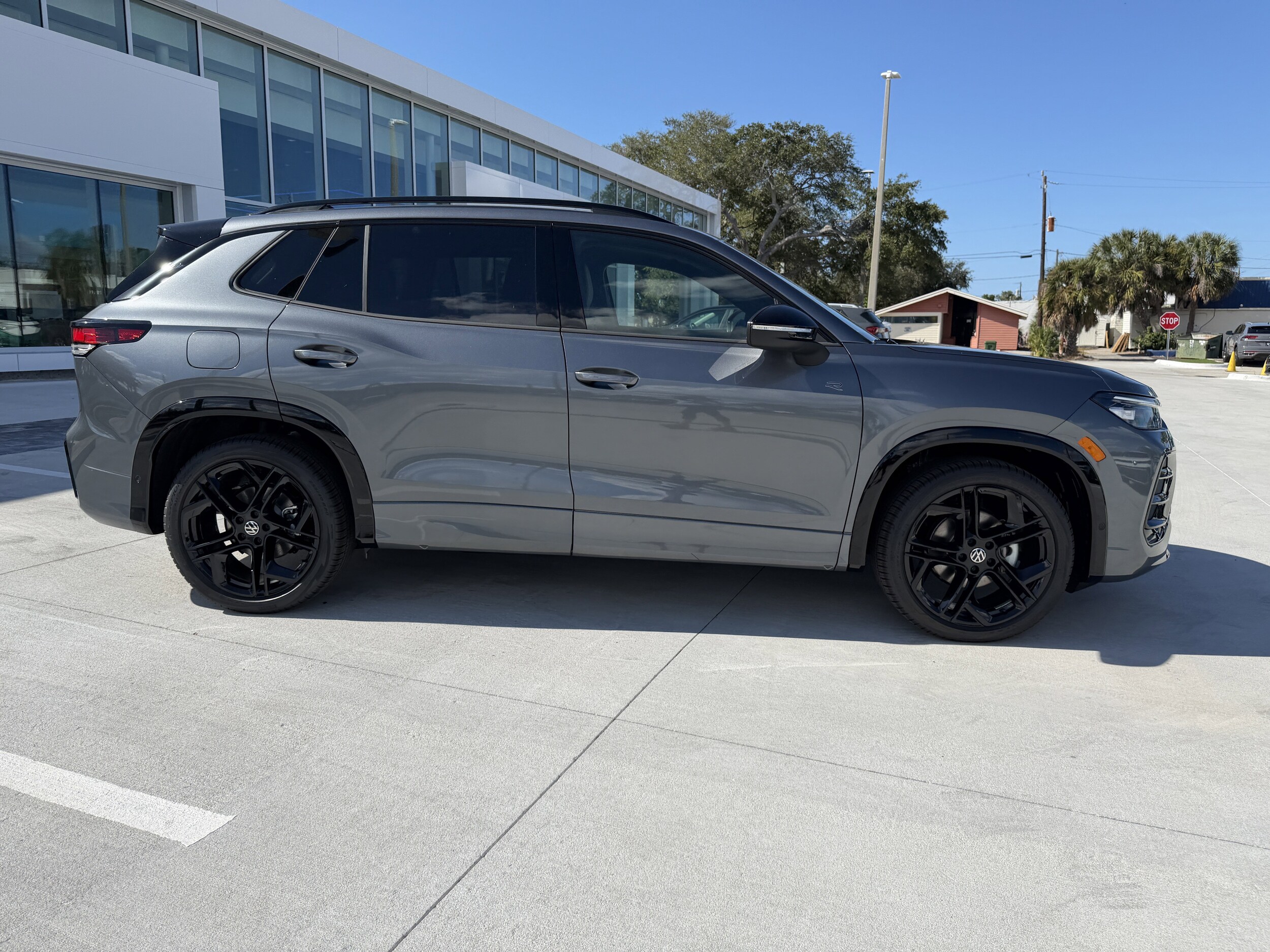 2025 Volkswagen Tiguan SE R-Line Black photo 2