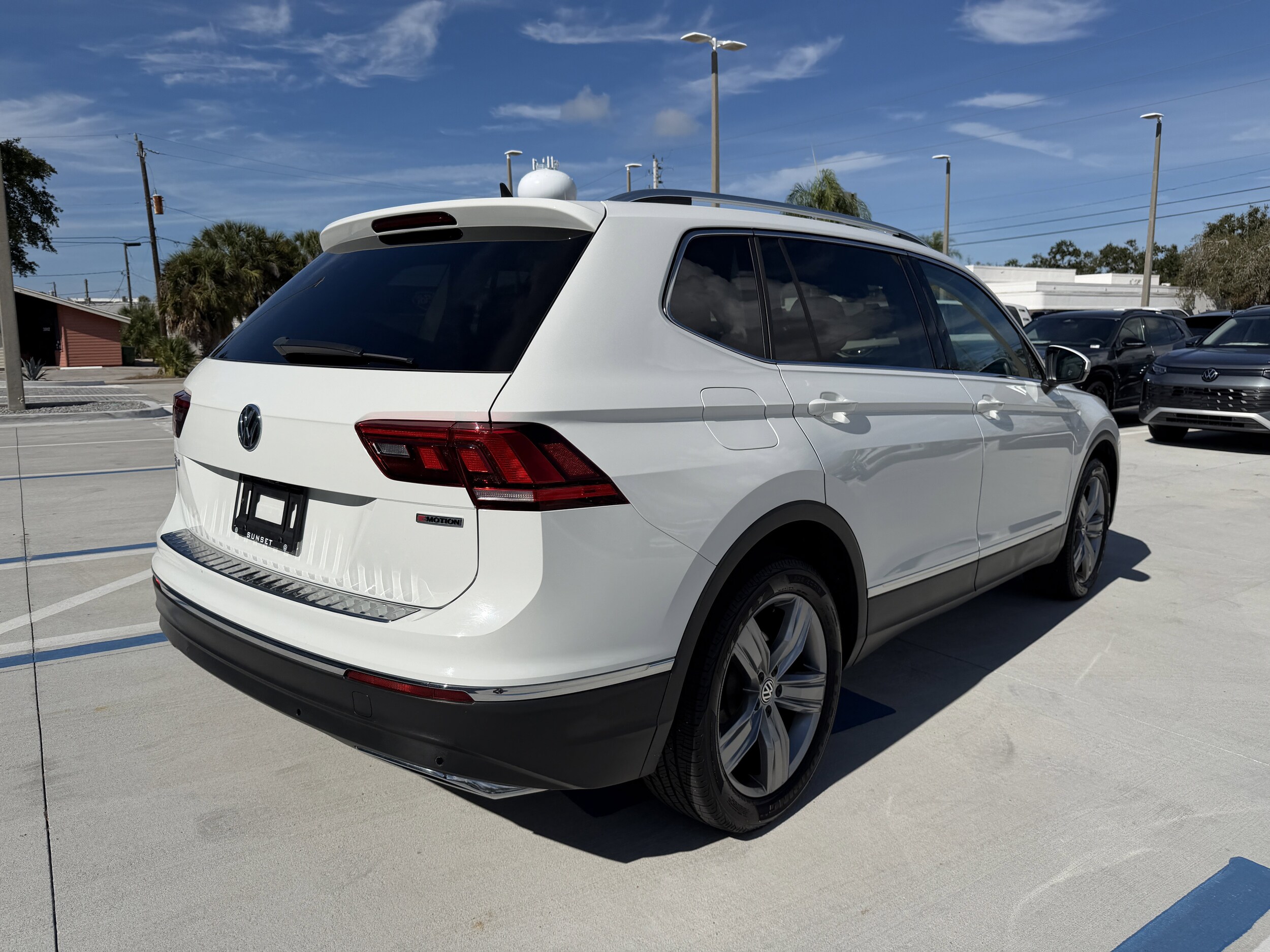 2021 Volkswagen Tiguan R-Line Black SEL photo 3