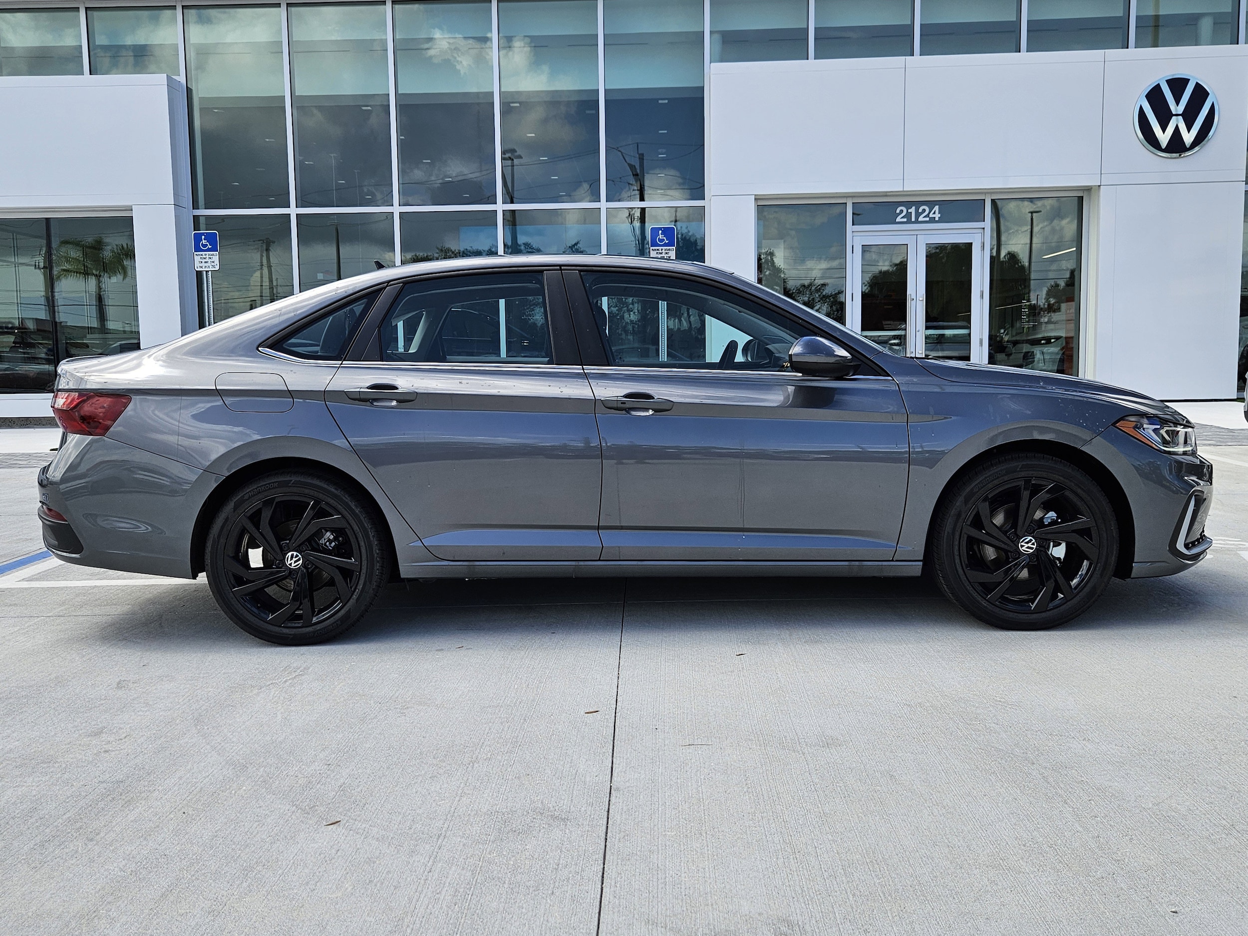 2025 Volkswagen Jetta SE - Photo 8