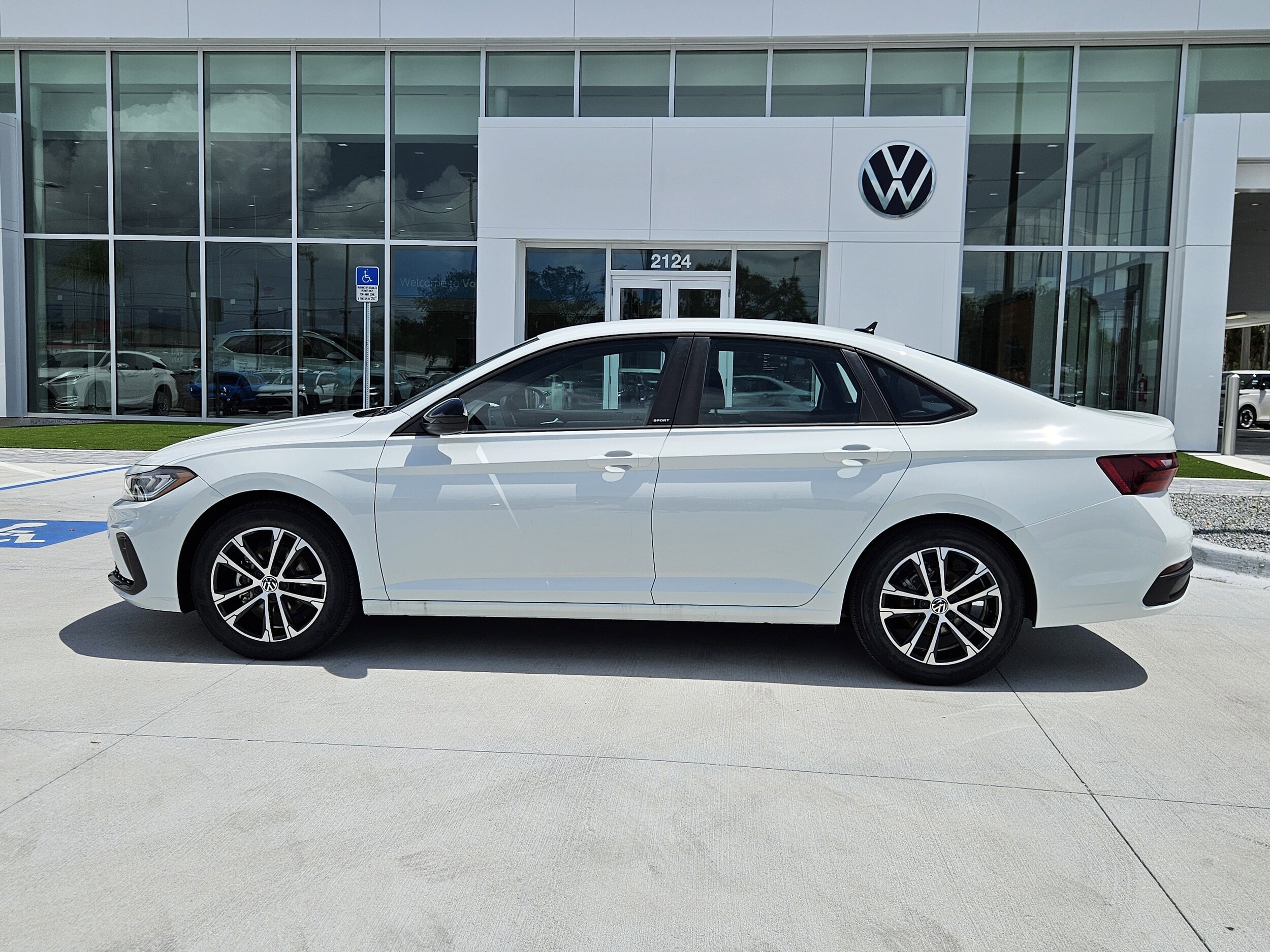2025 Volkswagen Jetta 1.5T Sport photo 4
