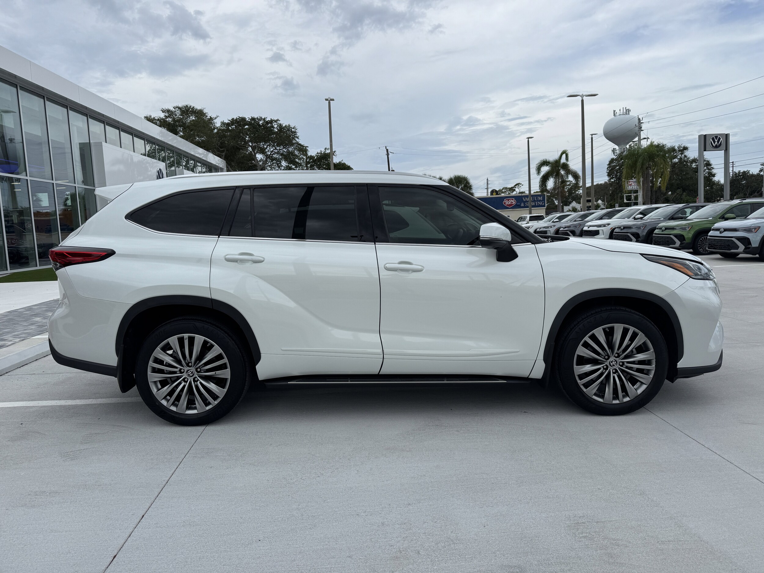 2022 Toyota Highlander Platinum photo 2