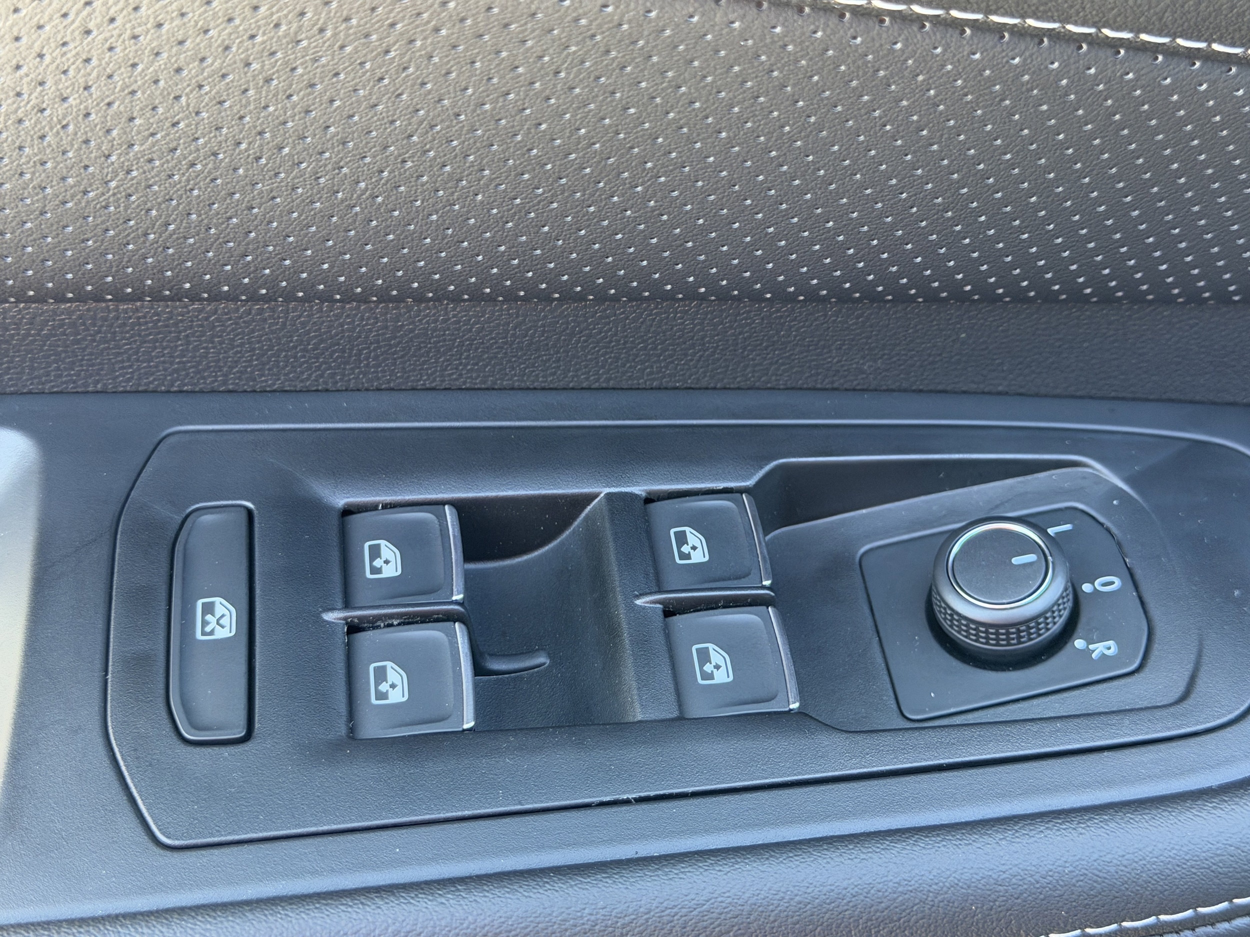 2026 Volkswagen Atlas Cross Sport SE w/Tech - Photo 18