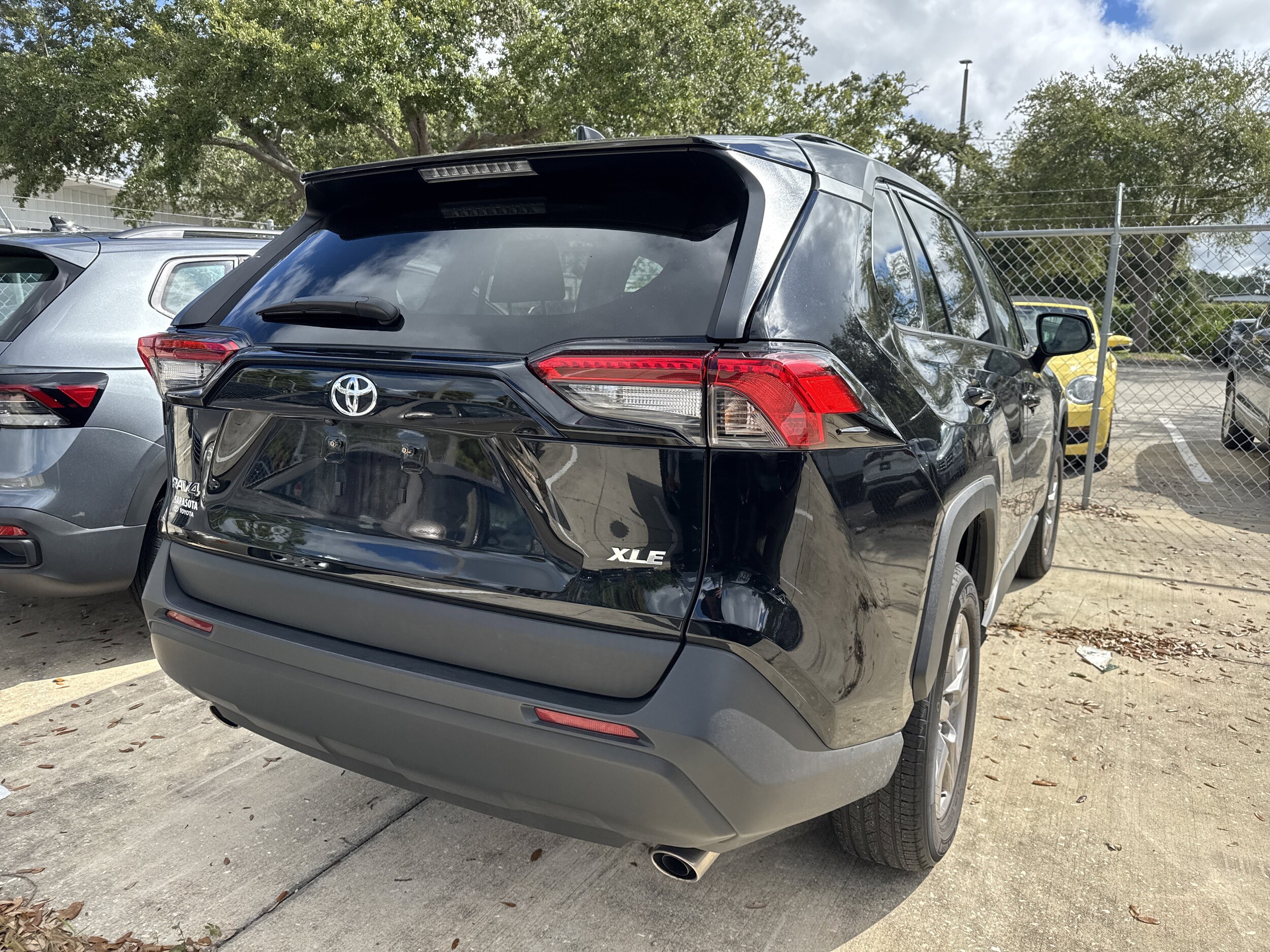 2023 Toyota RAV4 XLE photo 3