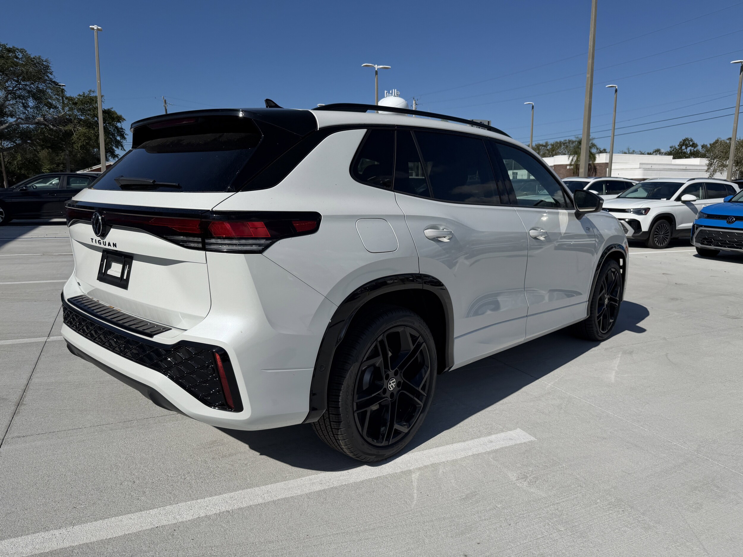 2025 Volkswagen Tiguan SE R-Line Black photo 3