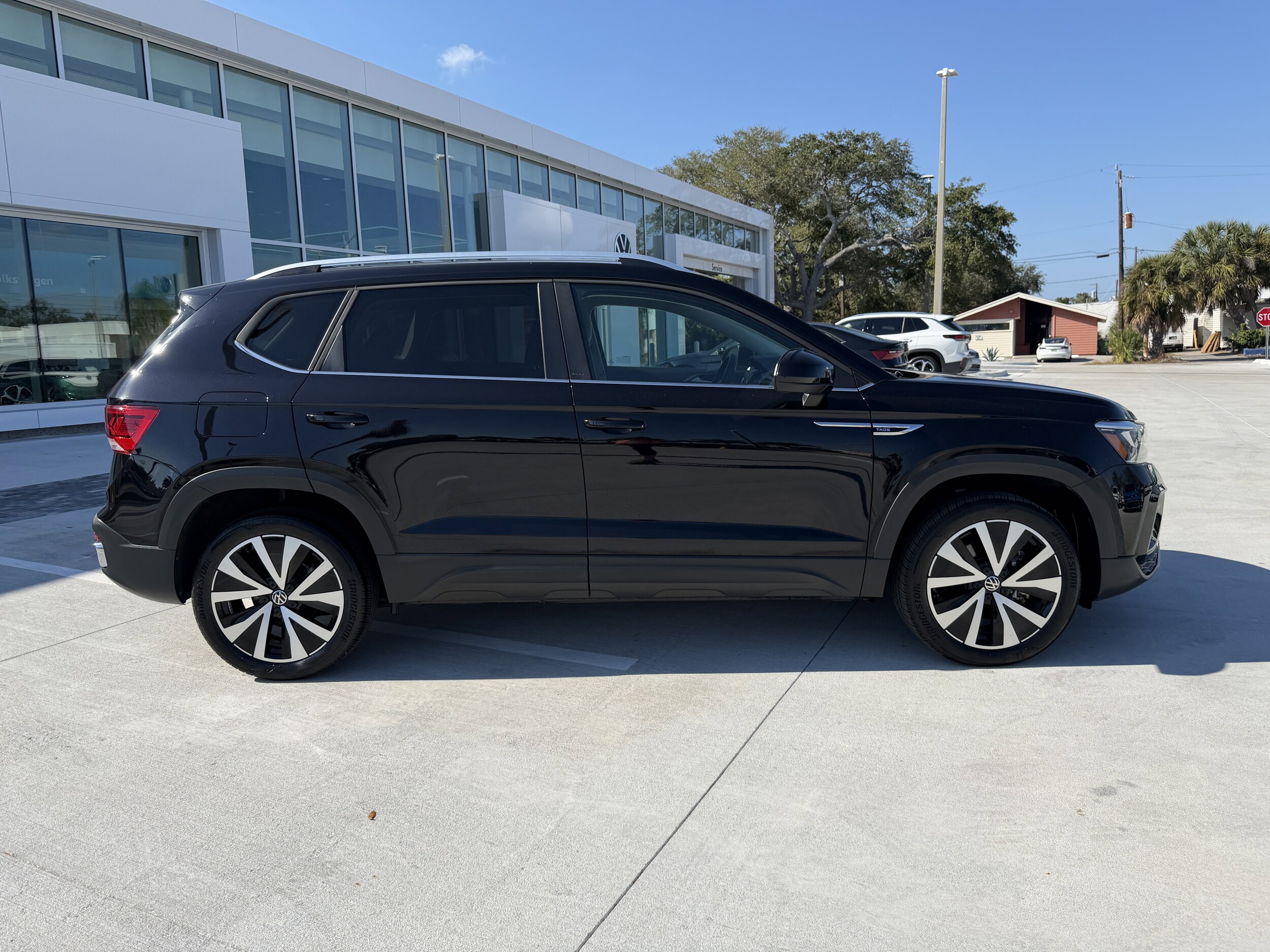 2024 Volkswagen Taos SE photo 2