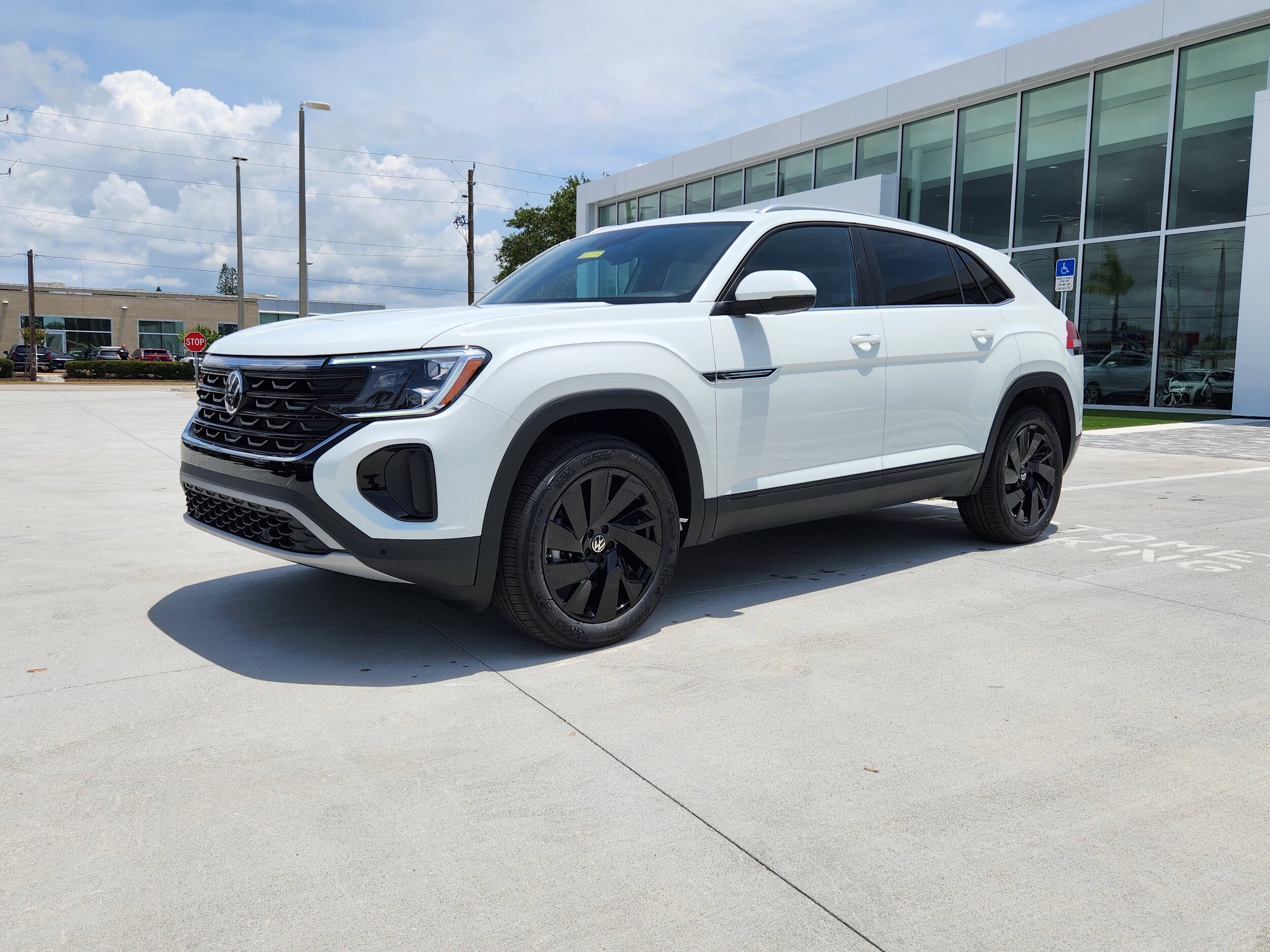 2025 Volkswagen Atlas Cross Sport SE Technology photo 3