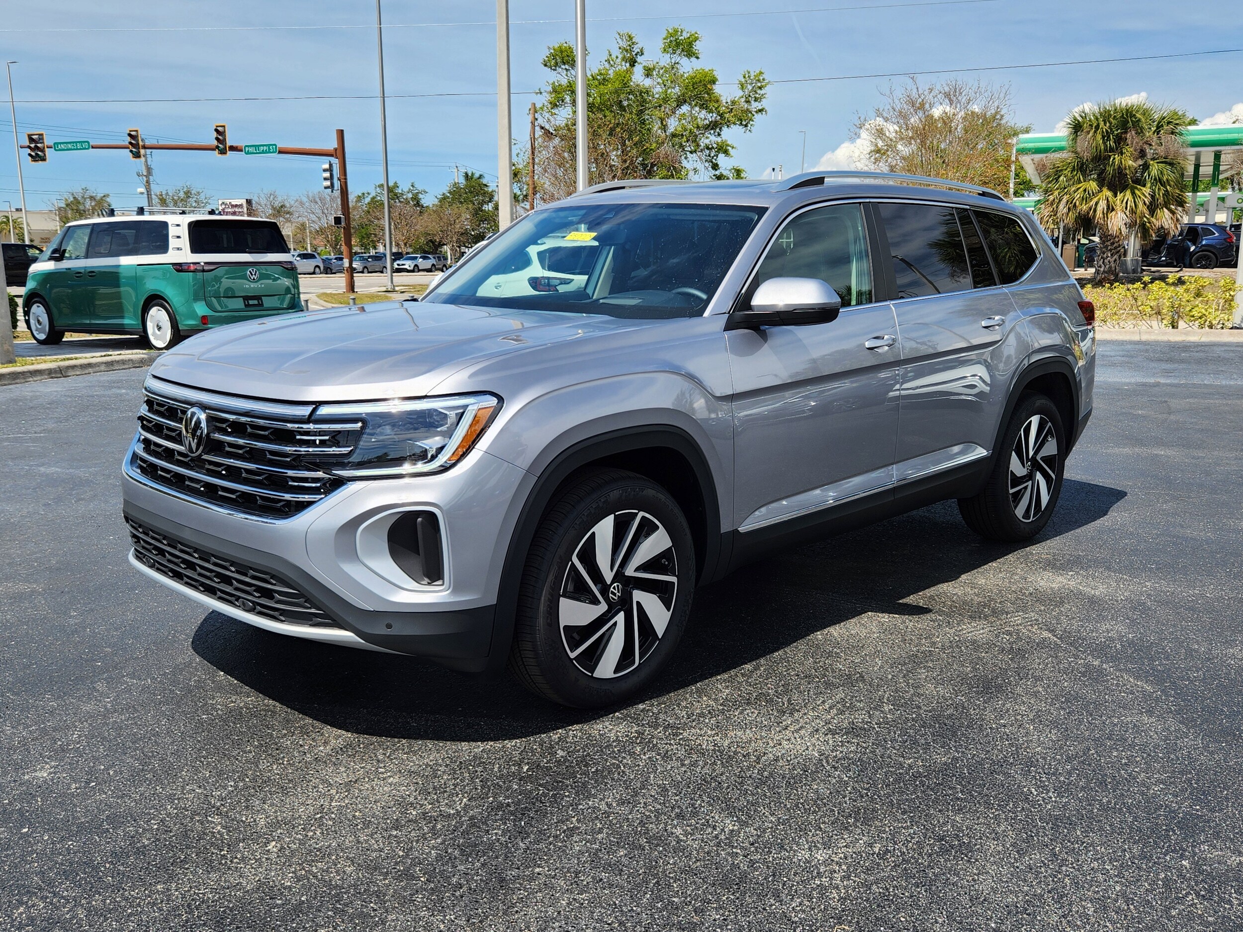 2025 Volkswagen Atlas SE photo 2