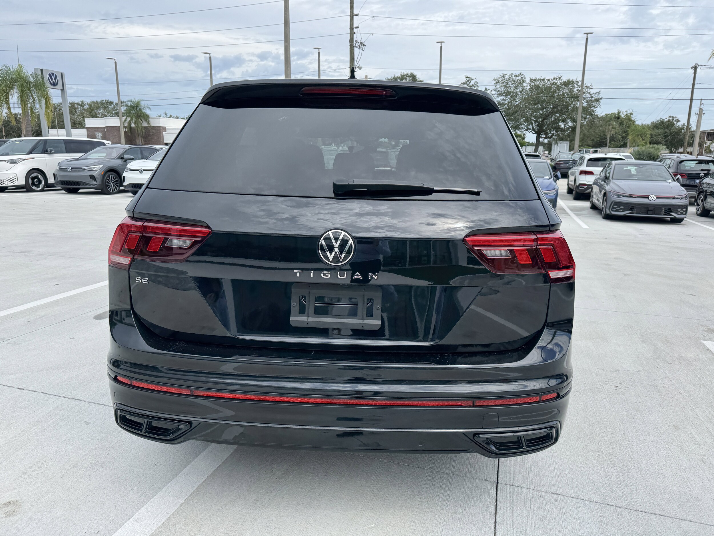 2024 Volkswagen Tiguan SE R-Line Black photo 4