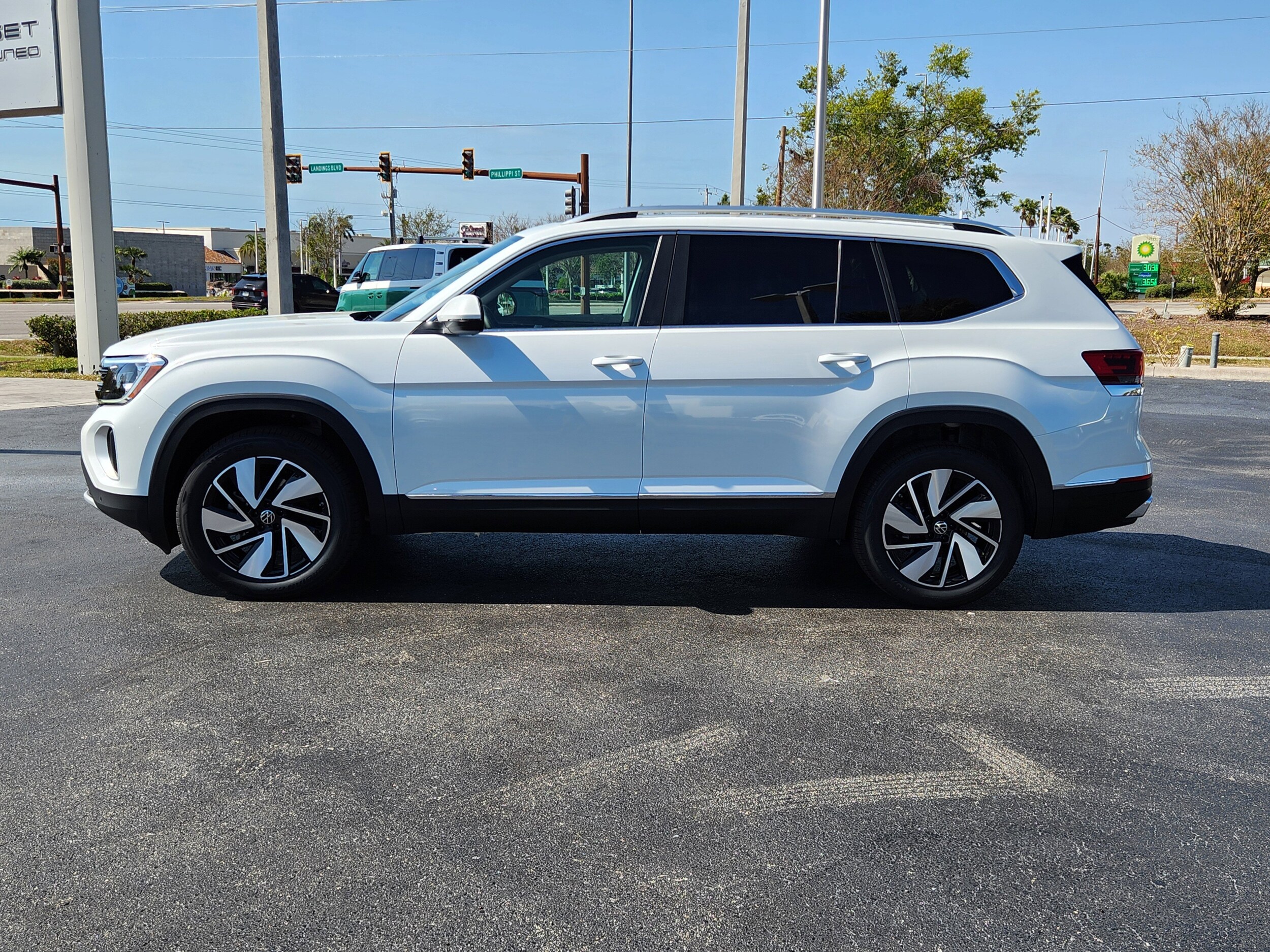 2025 Volkswagen Atlas SE photo 4