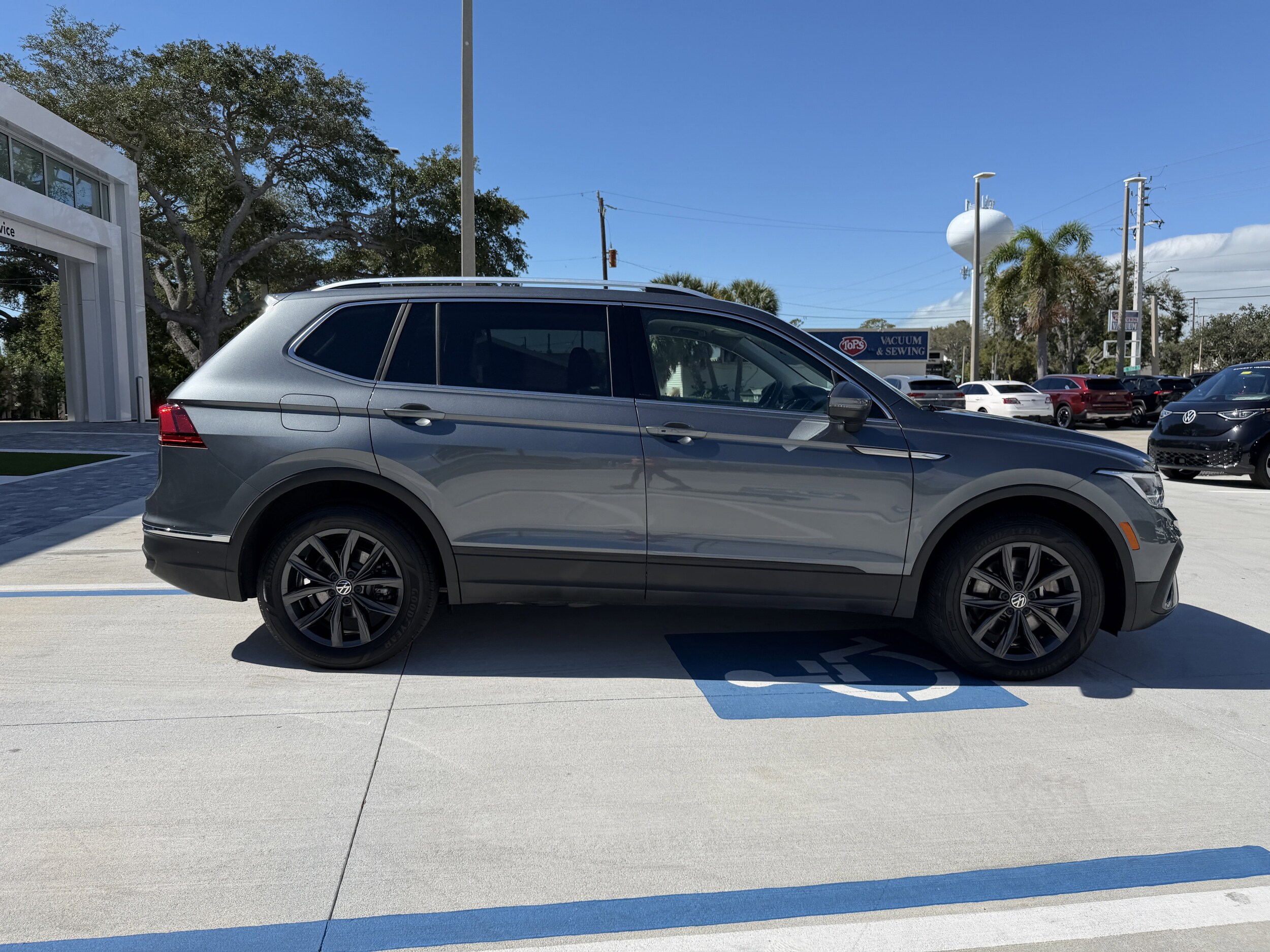 2024 Volkswagen Tiguan SE Wolfsburg Edition photo 2