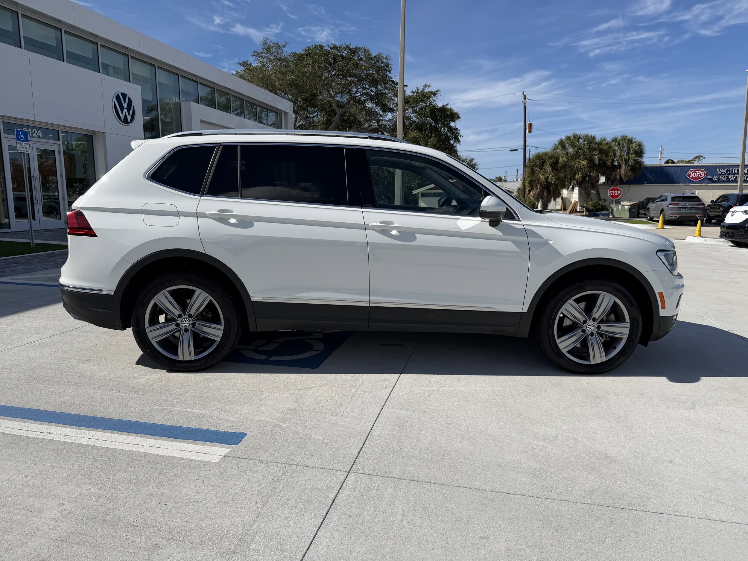 2021 Volkswagen Tiguan R-Line Black SEL photo 2