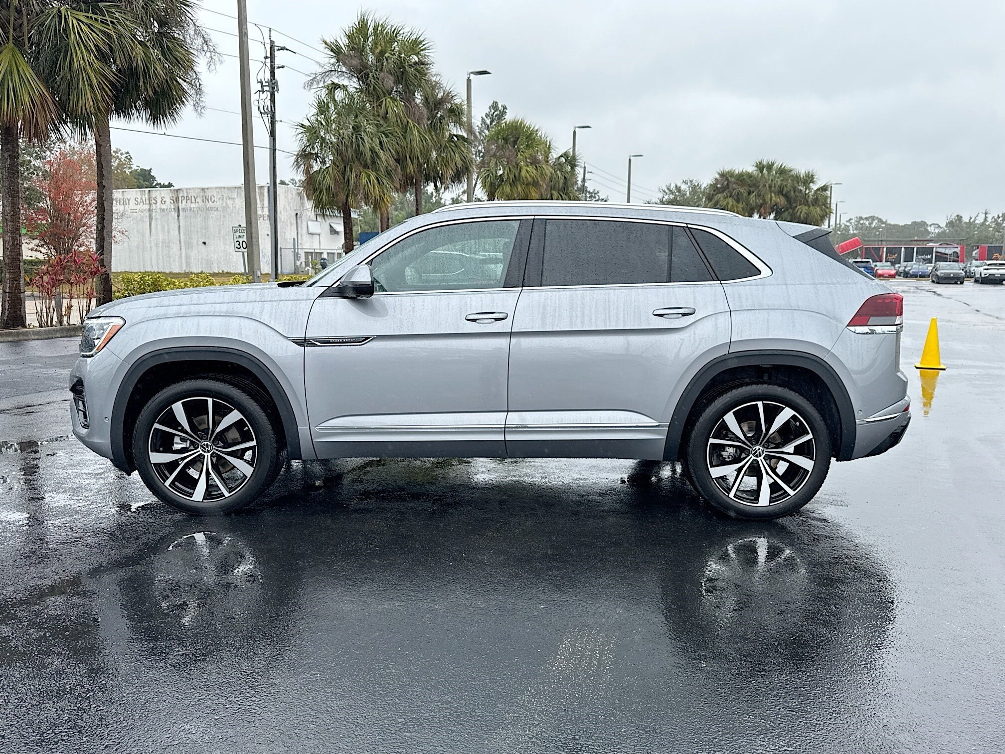 2025 Volkswagen Atlas Cross Sport SEL Premium R-Line photo 3