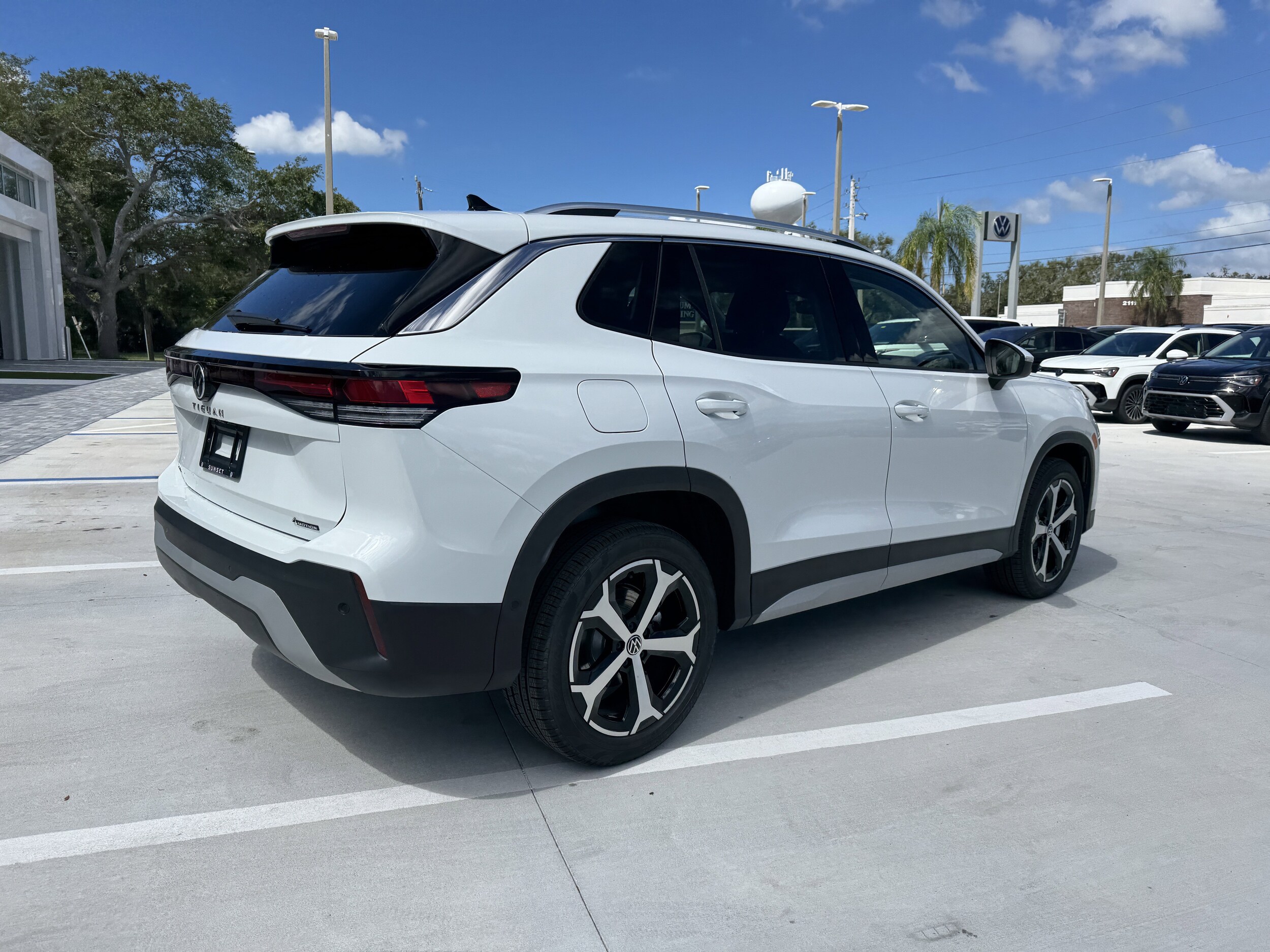 2025 Volkswagen Tiguan SE photo 2