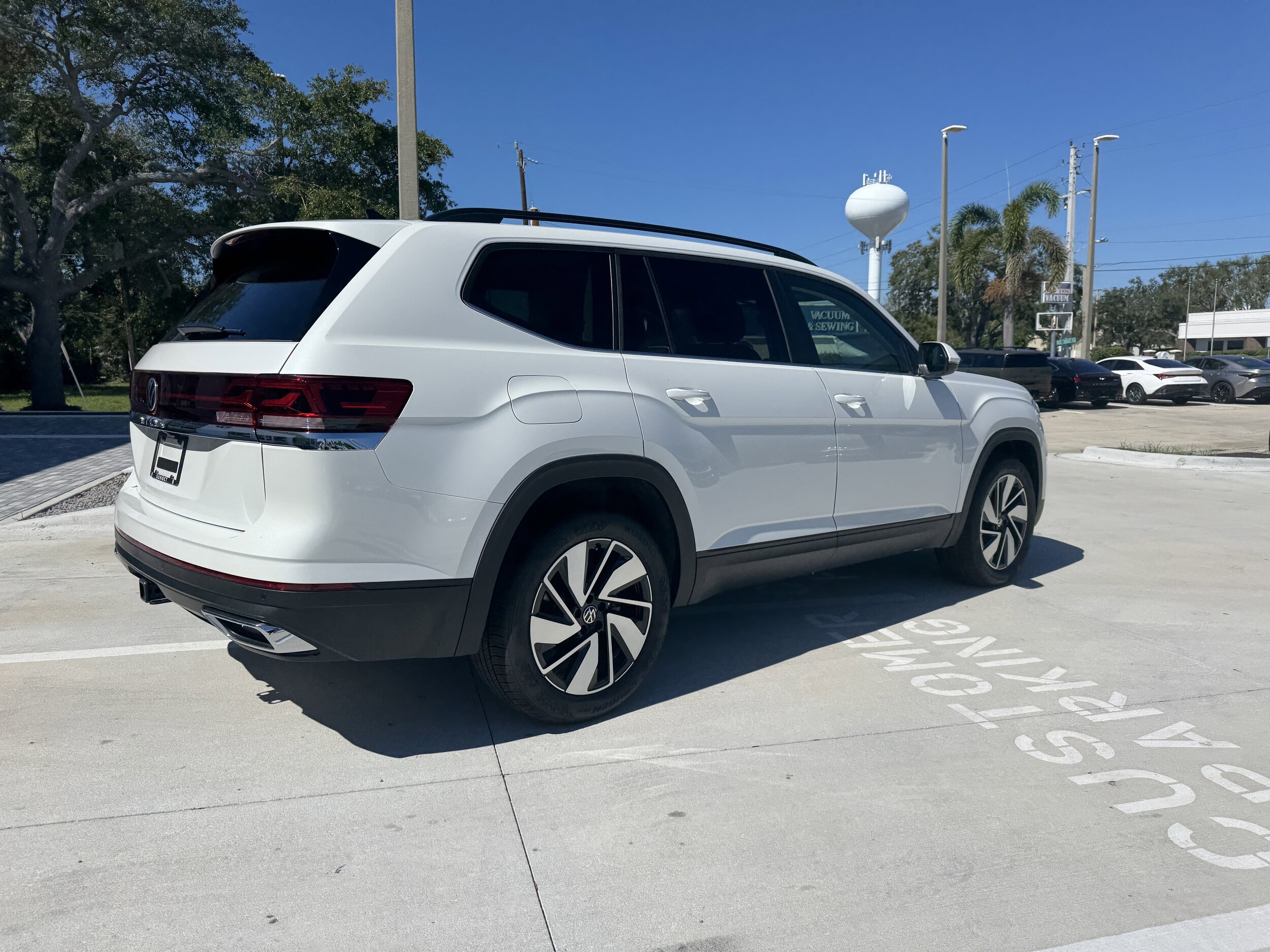 2026 Volkswagen Atlas SE Technology photo 2