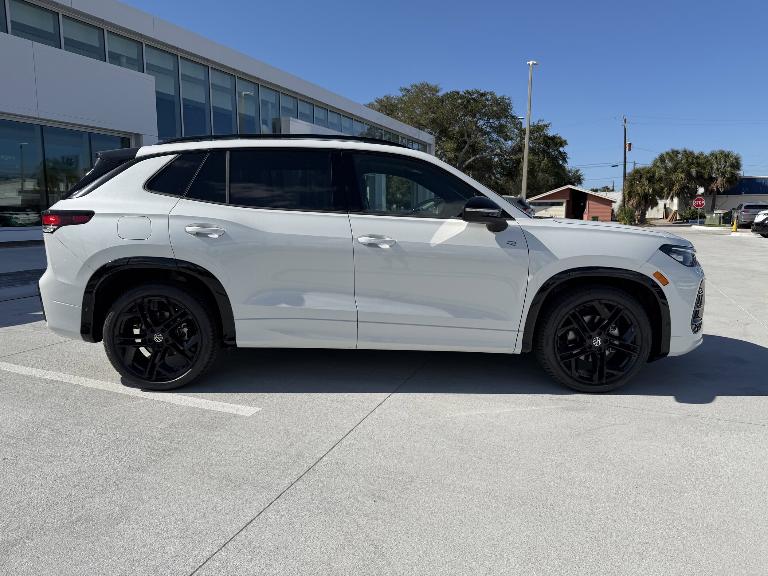2025 Volkswagen Tiguan SE R-Line Black photo 2