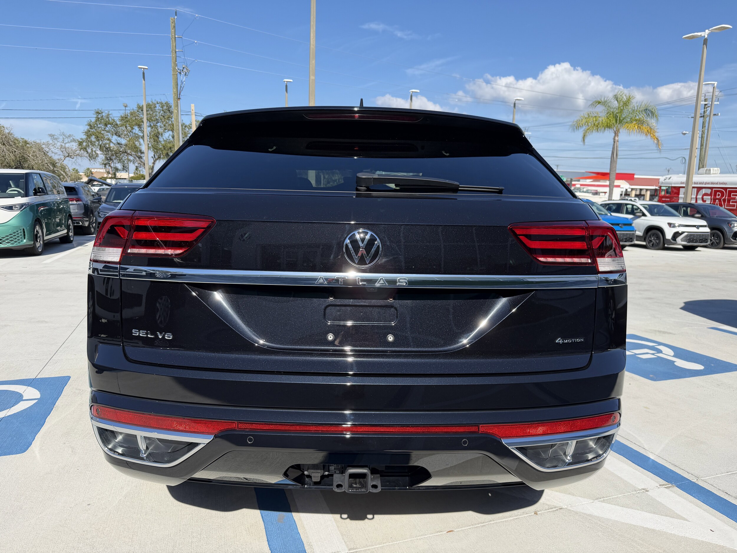 2023 Volkswagen Atlas Cross Sport V6 SEL Premium R-Line photo 4