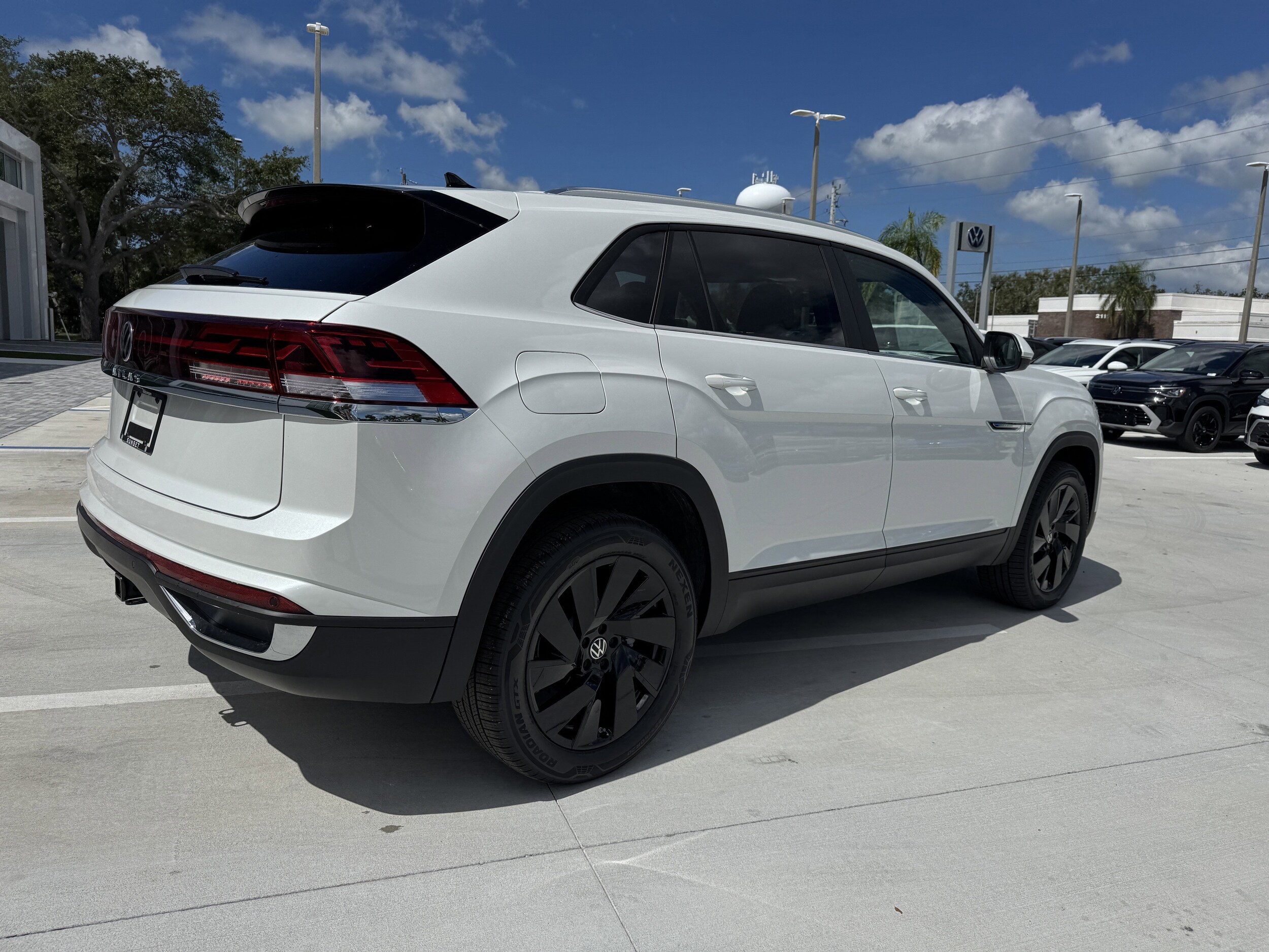 2026 Volkswagen Atlas Cross Sport SE Technology photo 2