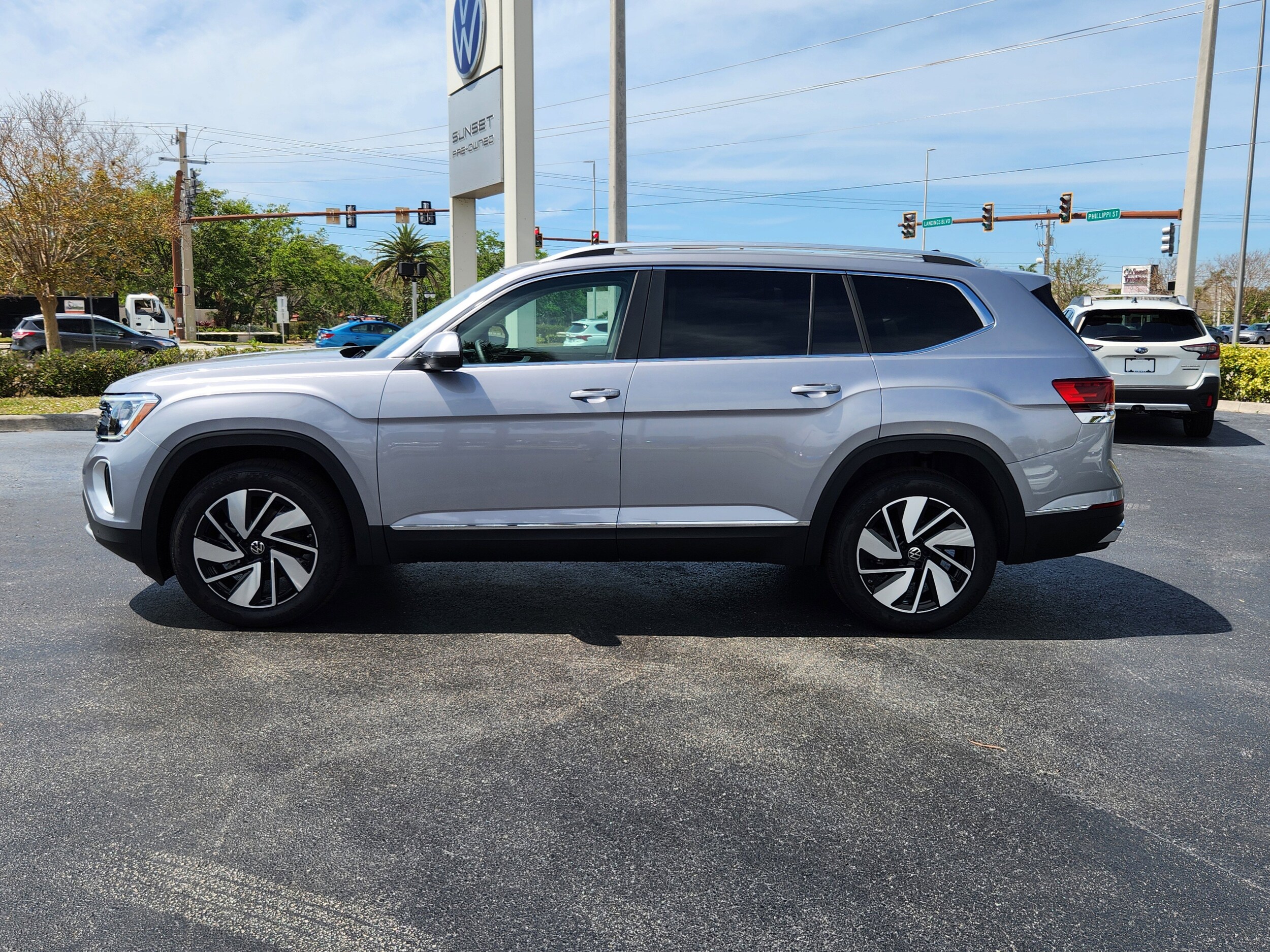 2025 Volkswagen Atlas SE photo 3