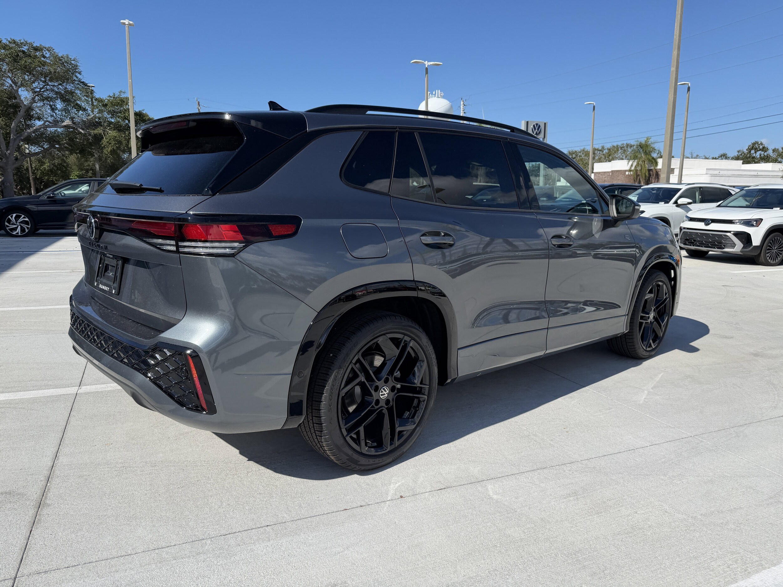 2025 Volkswagen Tiguan SE R-Line Black photo 3