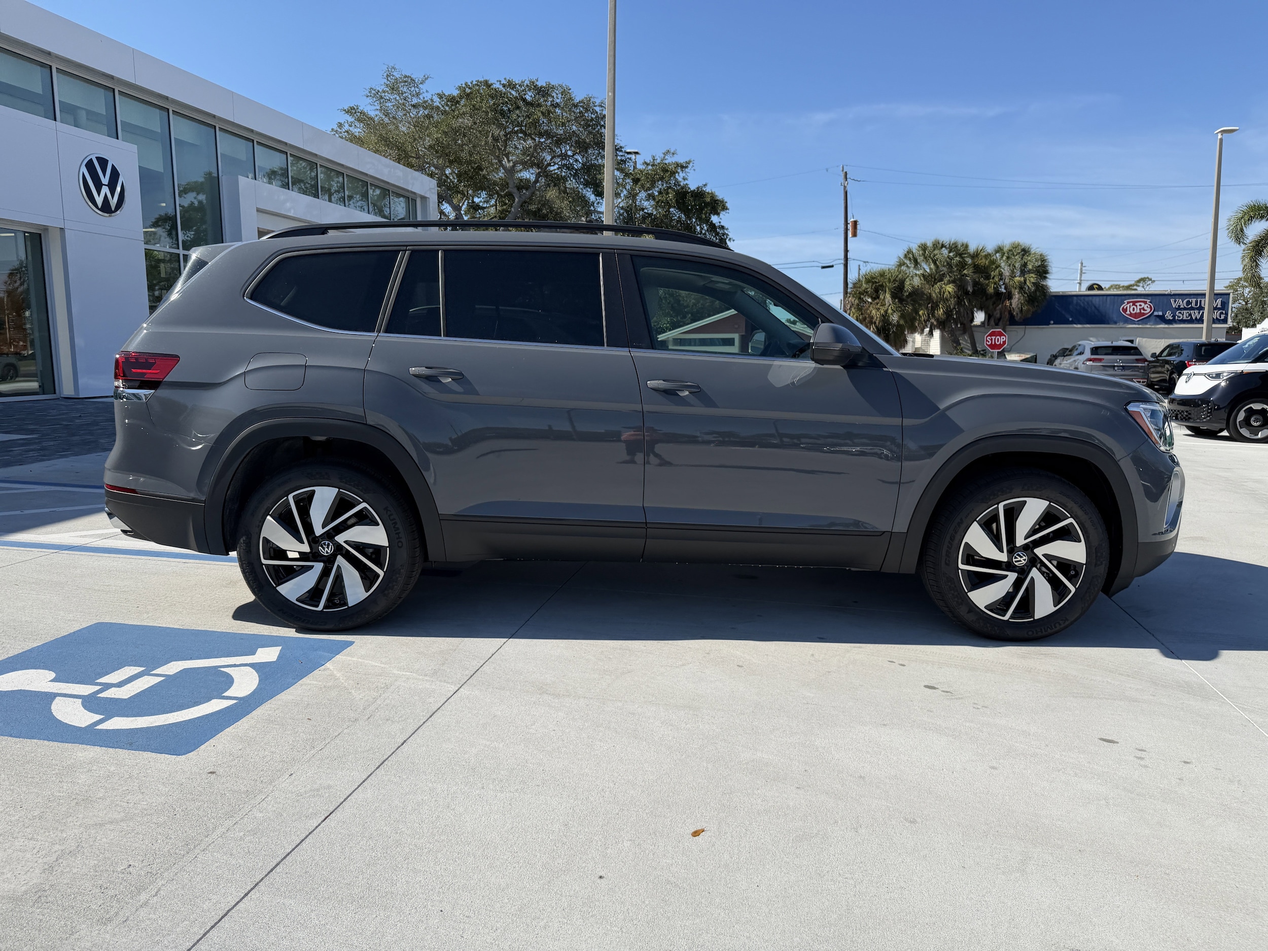 2026 Volkswagen Atlas SE w/Tech - Photo 2