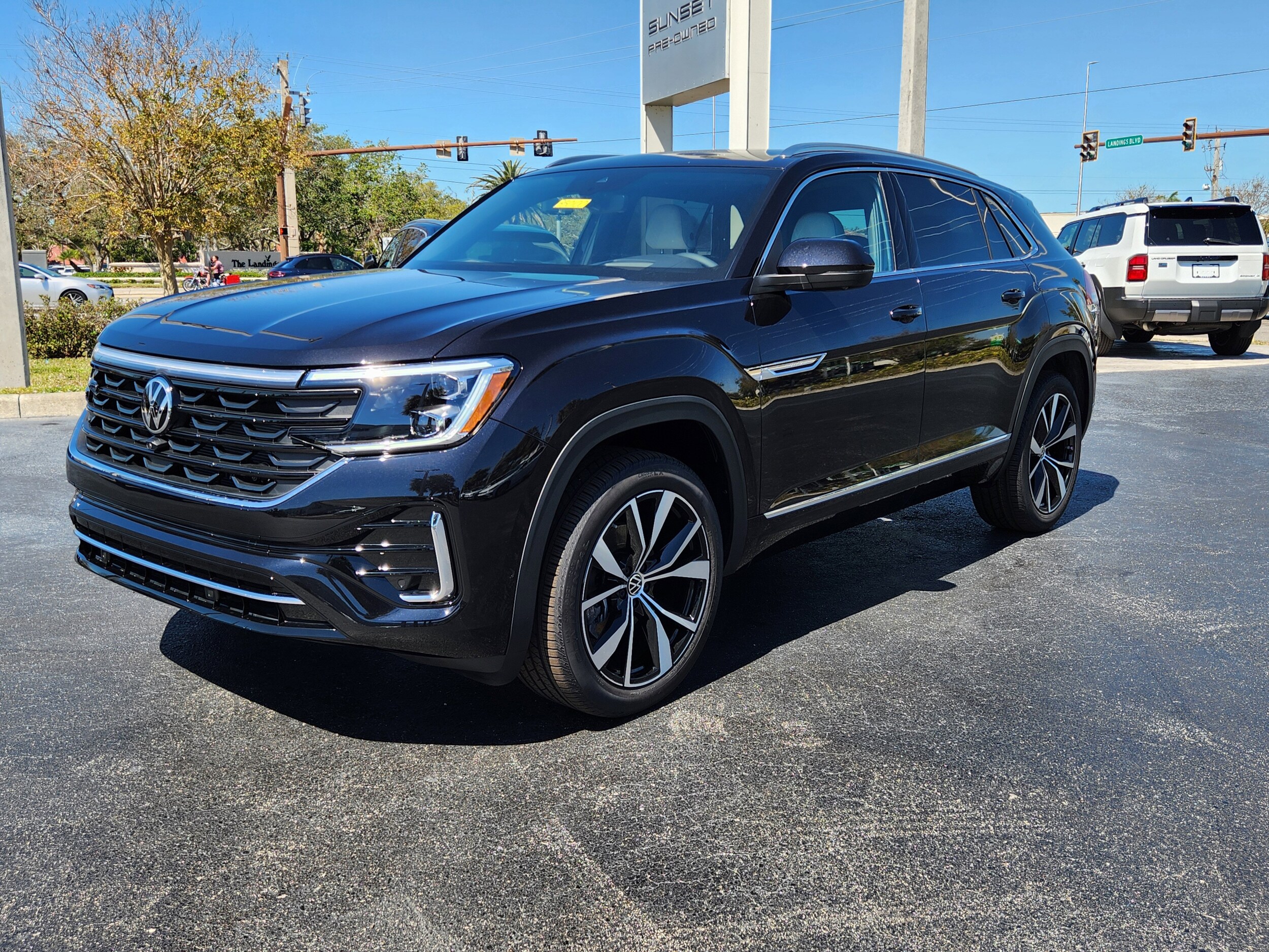 2025 Volkswagen Atlas Cross Sport SEL Premium R-Line photo 3