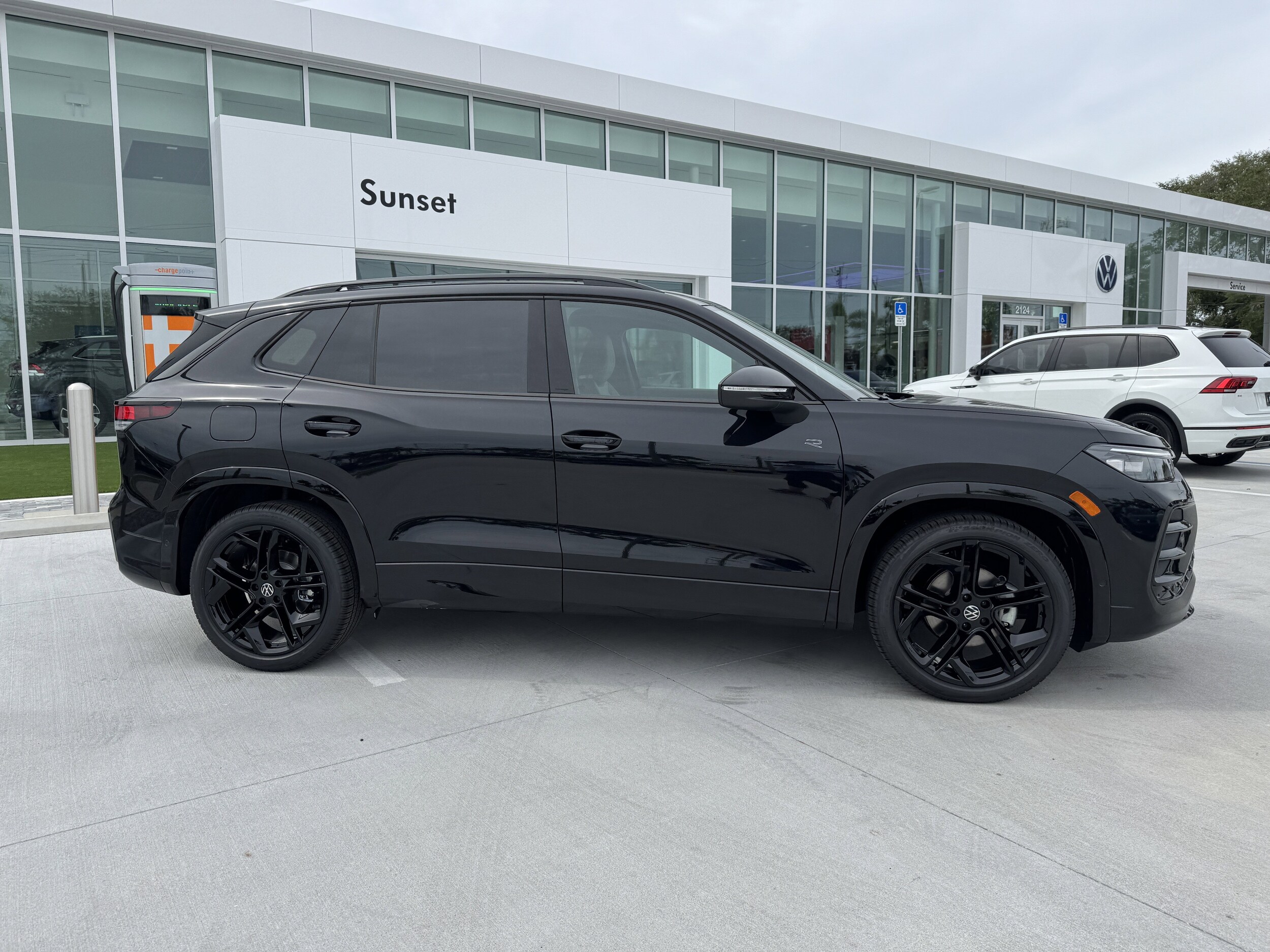 2025 Volkswagen Tiguan SE R-Line Black photo 2