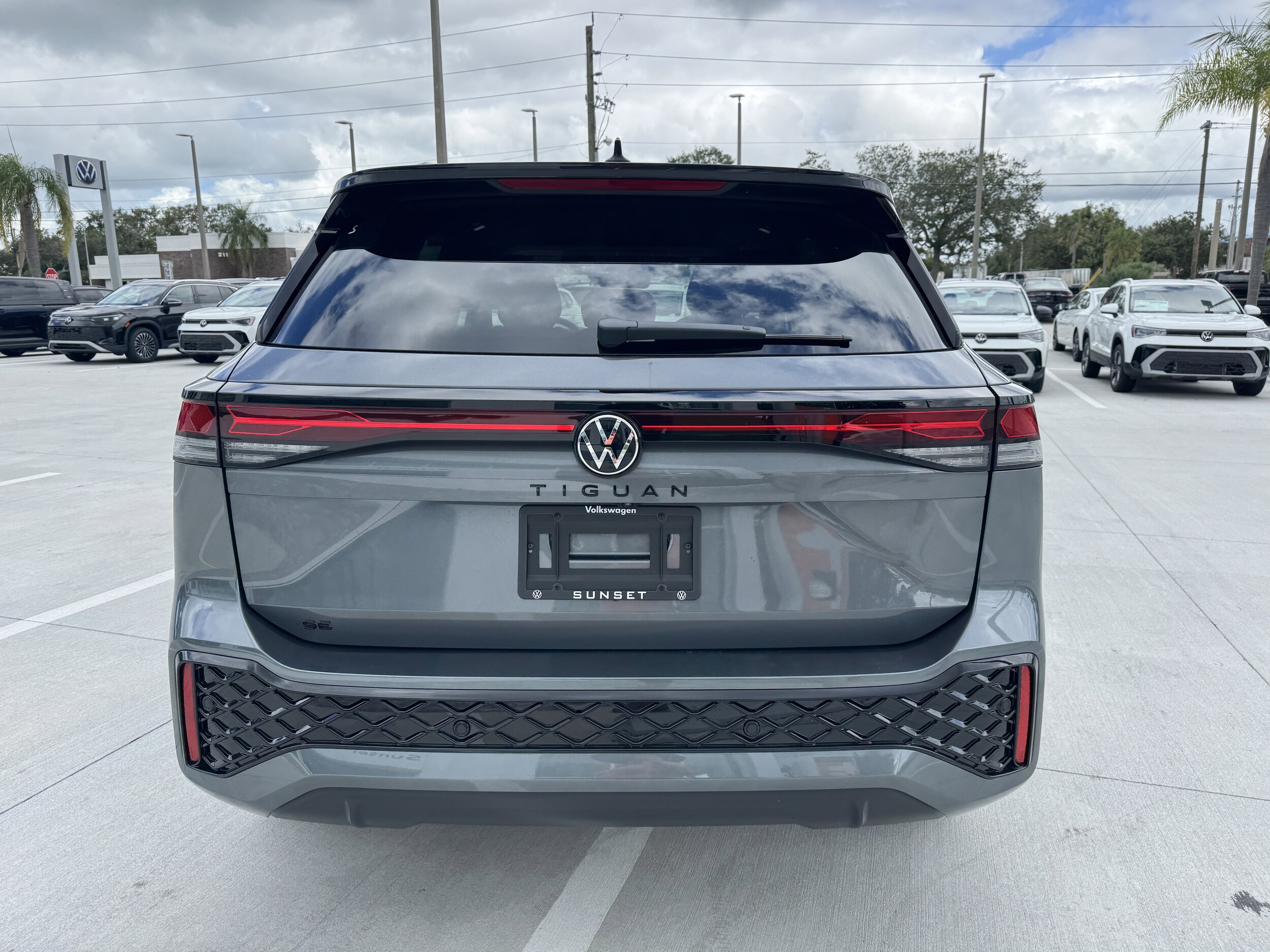 2025 Volkswagen Tiguan SE R-Line Black photo 2