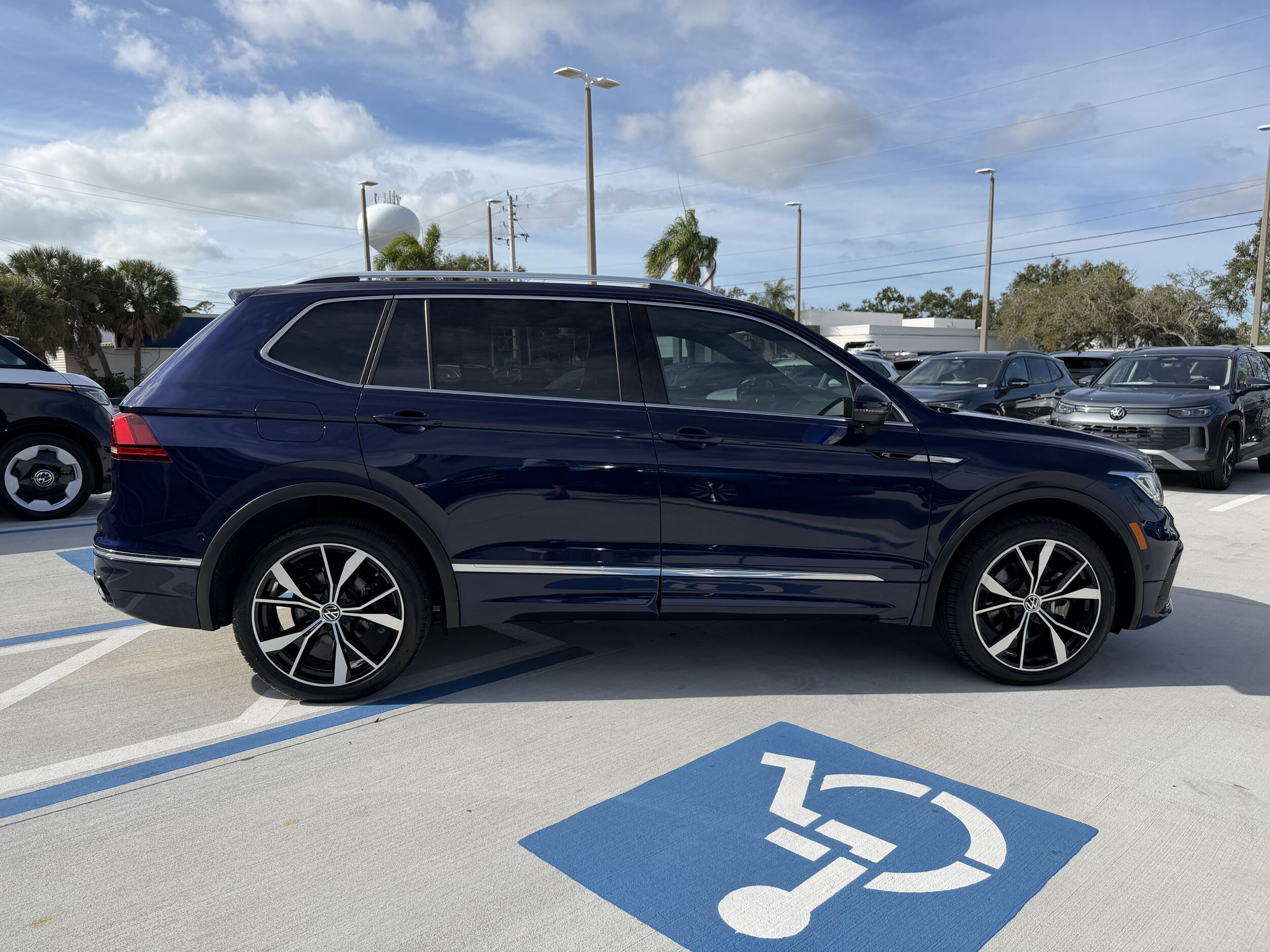 2023 Volkswagen Tiguan SEL R-Line Black photo 2