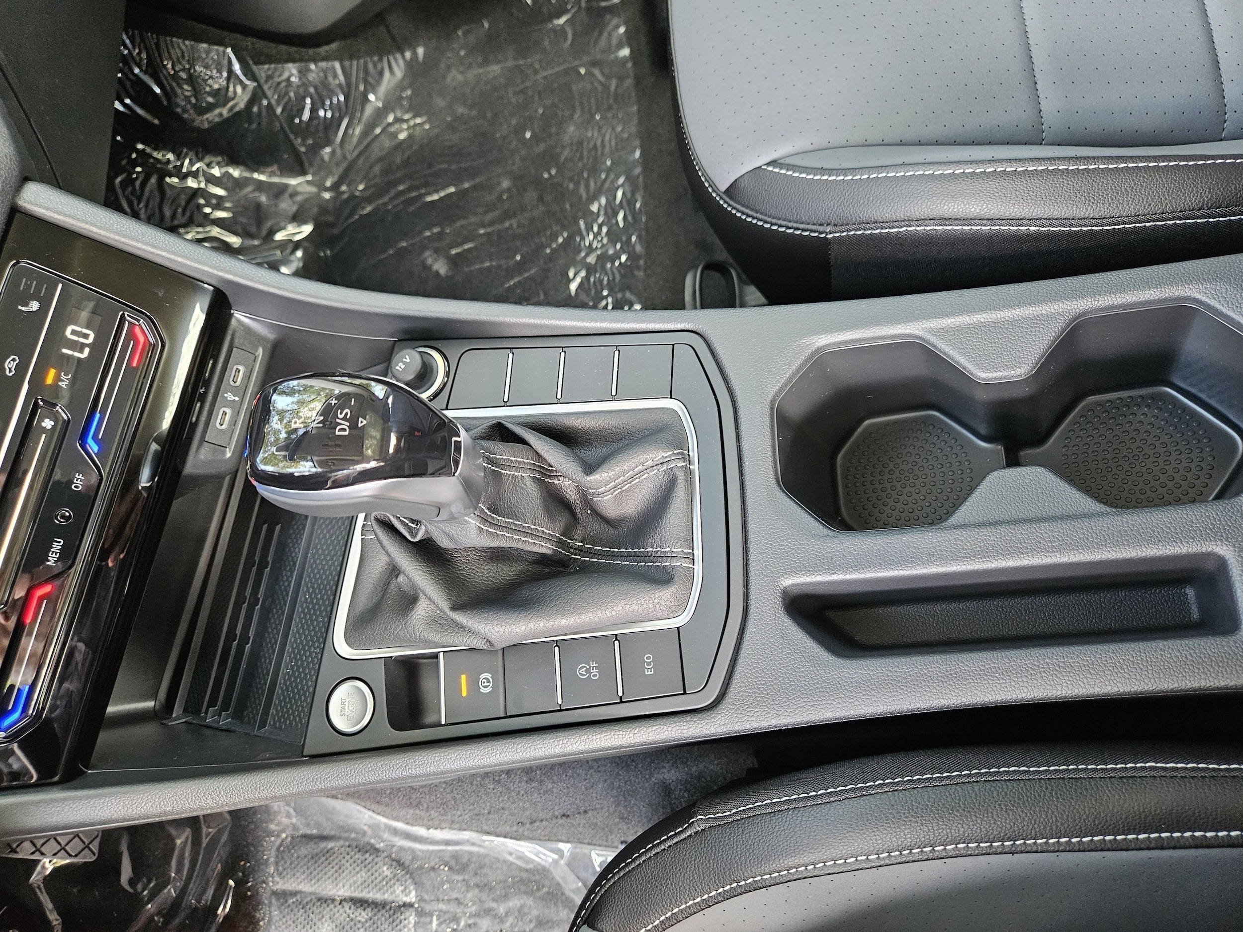 2025 Volkswagen Jetta SE - Photo 28