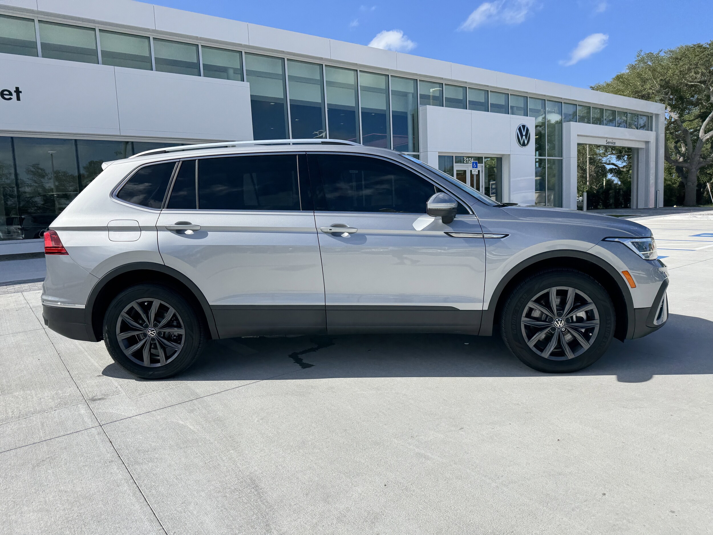 2023 Volkswagen Tiguan SE photo 2