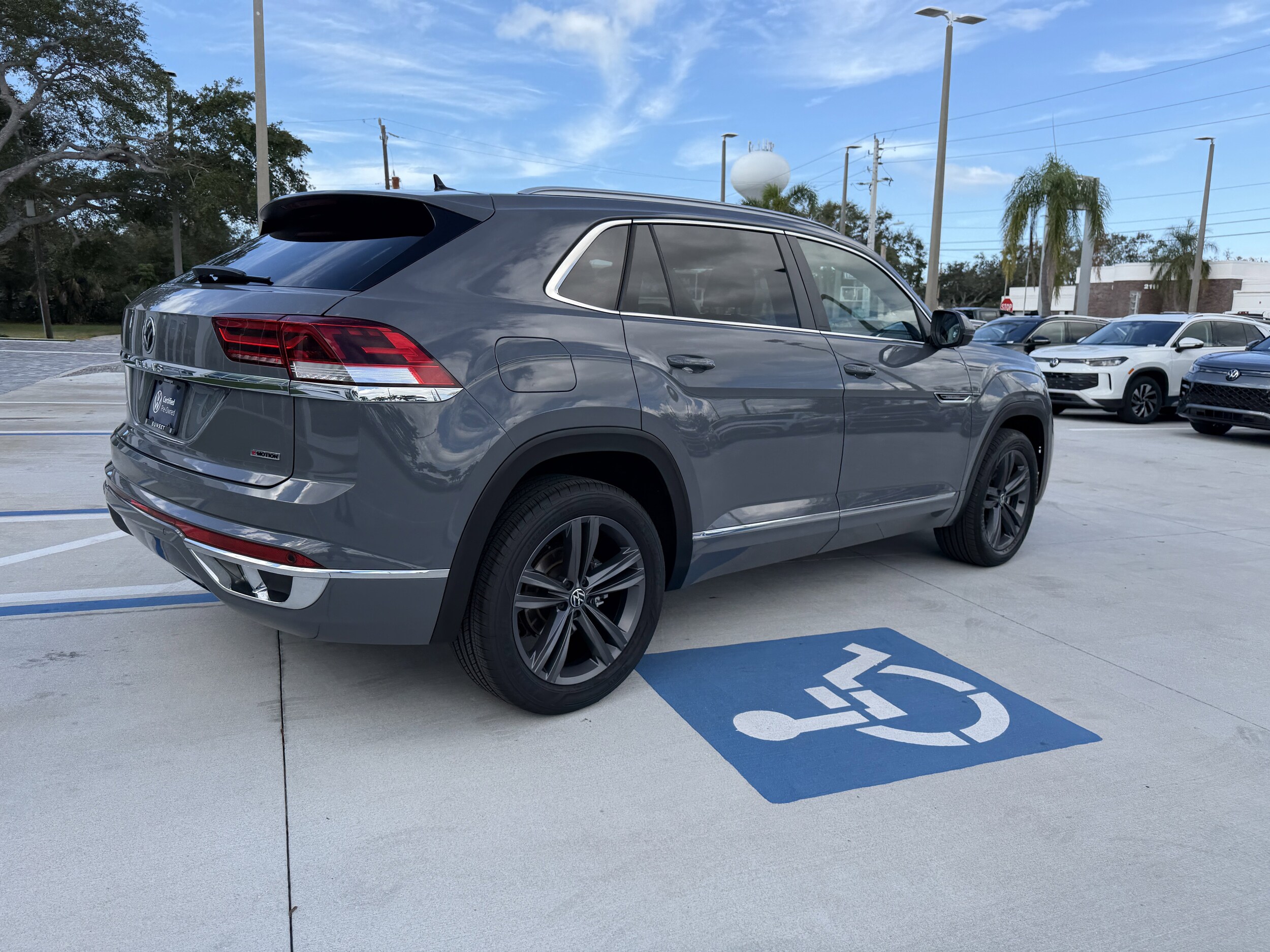 2022 Volkswagen Atlas Cross Sport SEL R-Line photo 2