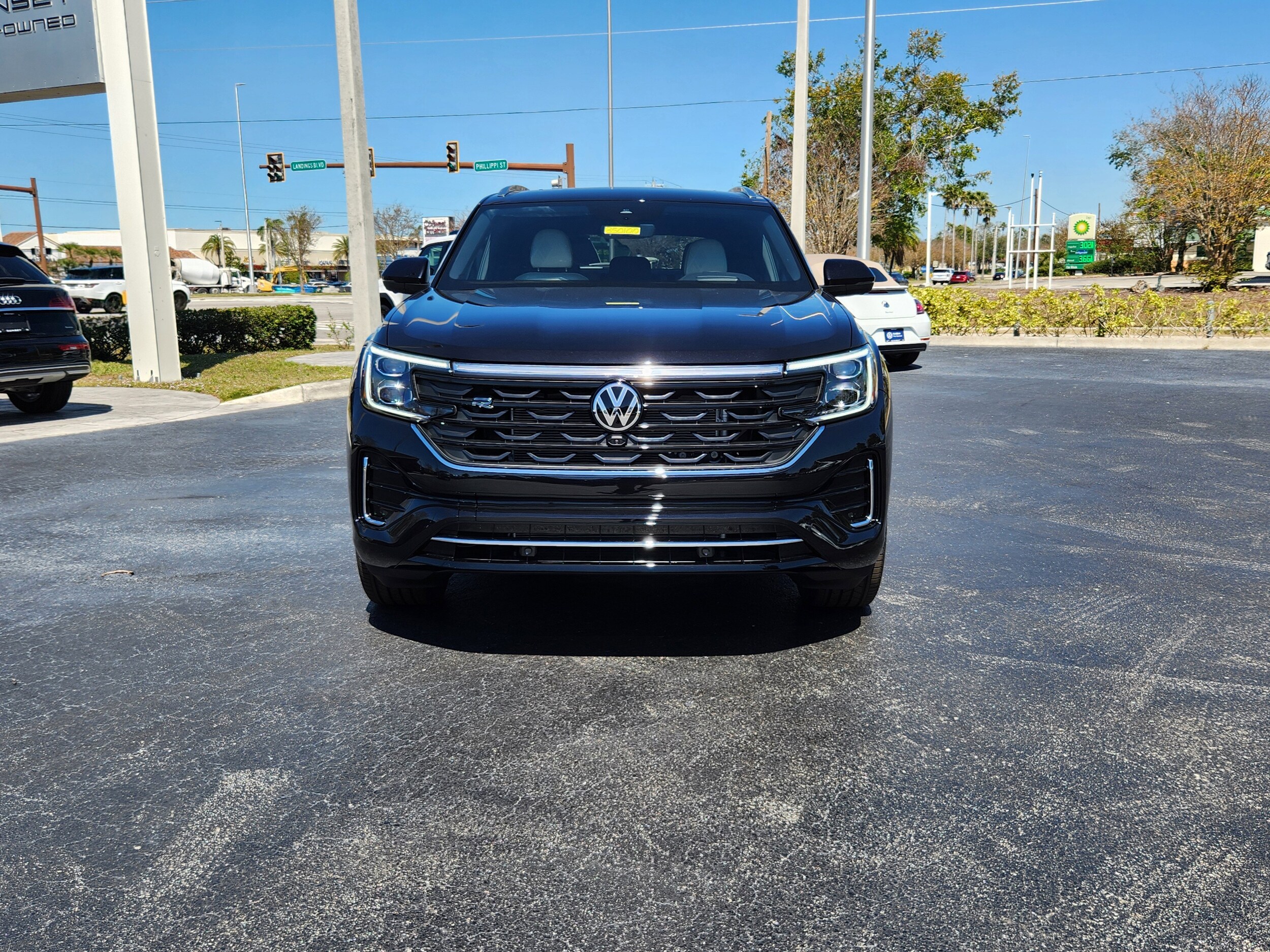 2025 Volkswagen Atlas Cross Sport SEL Premium R-Line photo 2