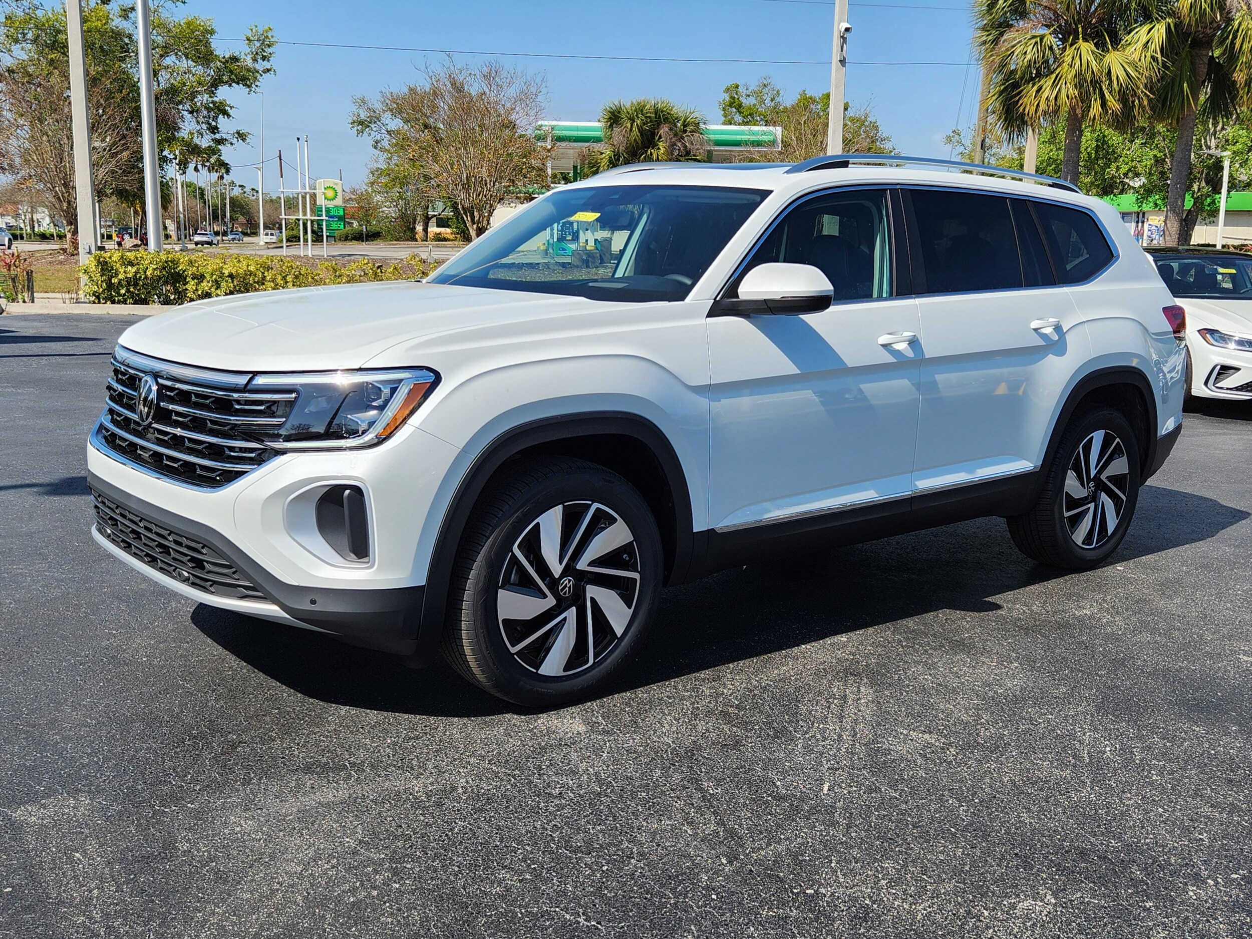 2025 Volkswagen Atlas SE photo 3