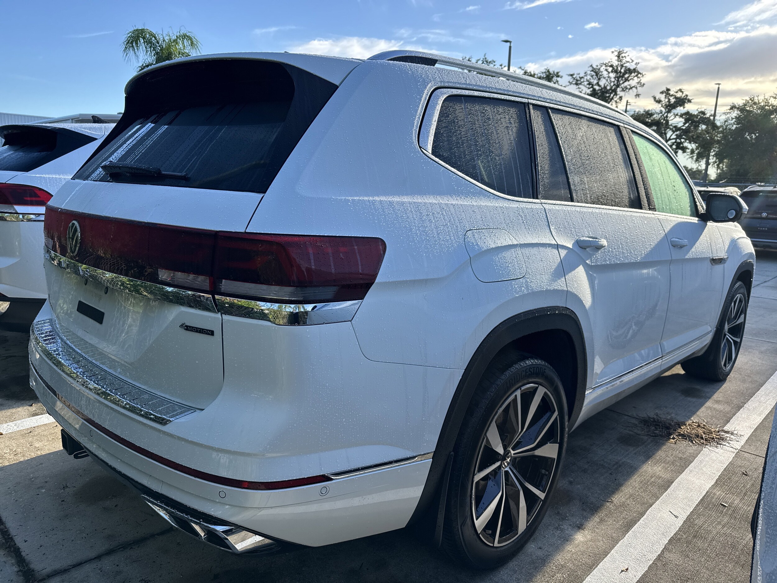 2024 Volkswagen Atlas SEL Premium R-Line photo 2