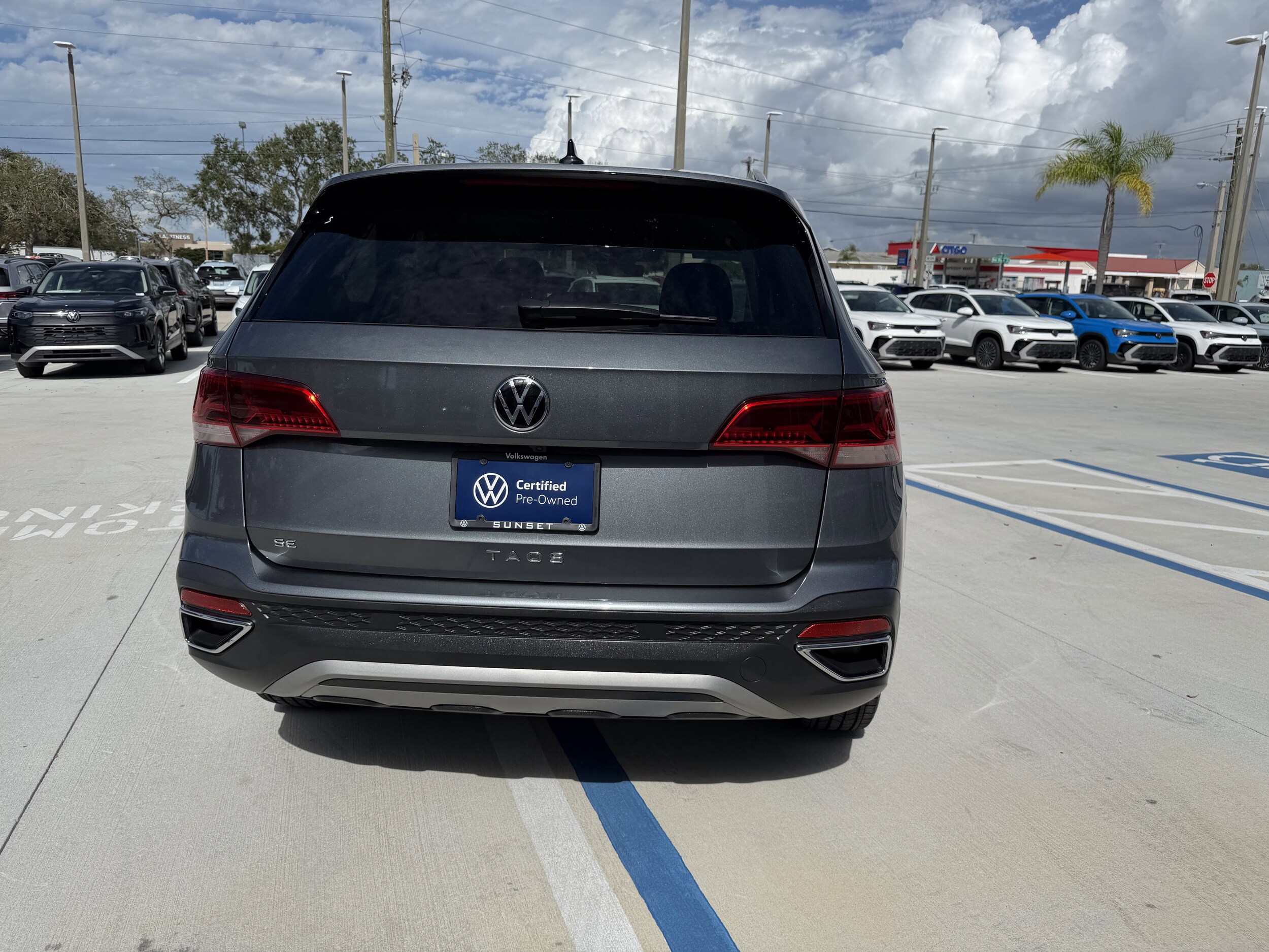 2023 Volkswagen Taos SE photo 3