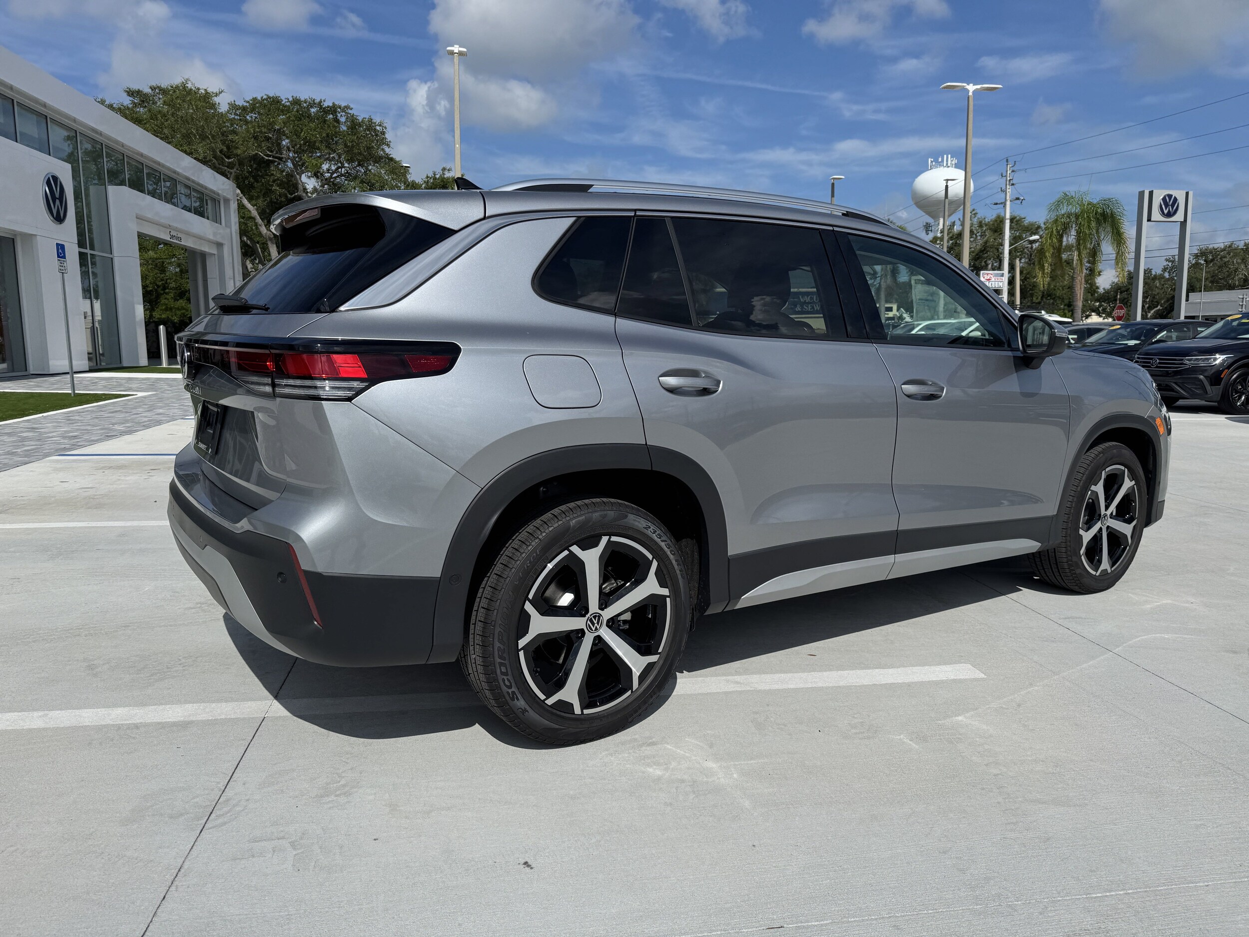2025 Volkswagen Tiguan SE photo 2