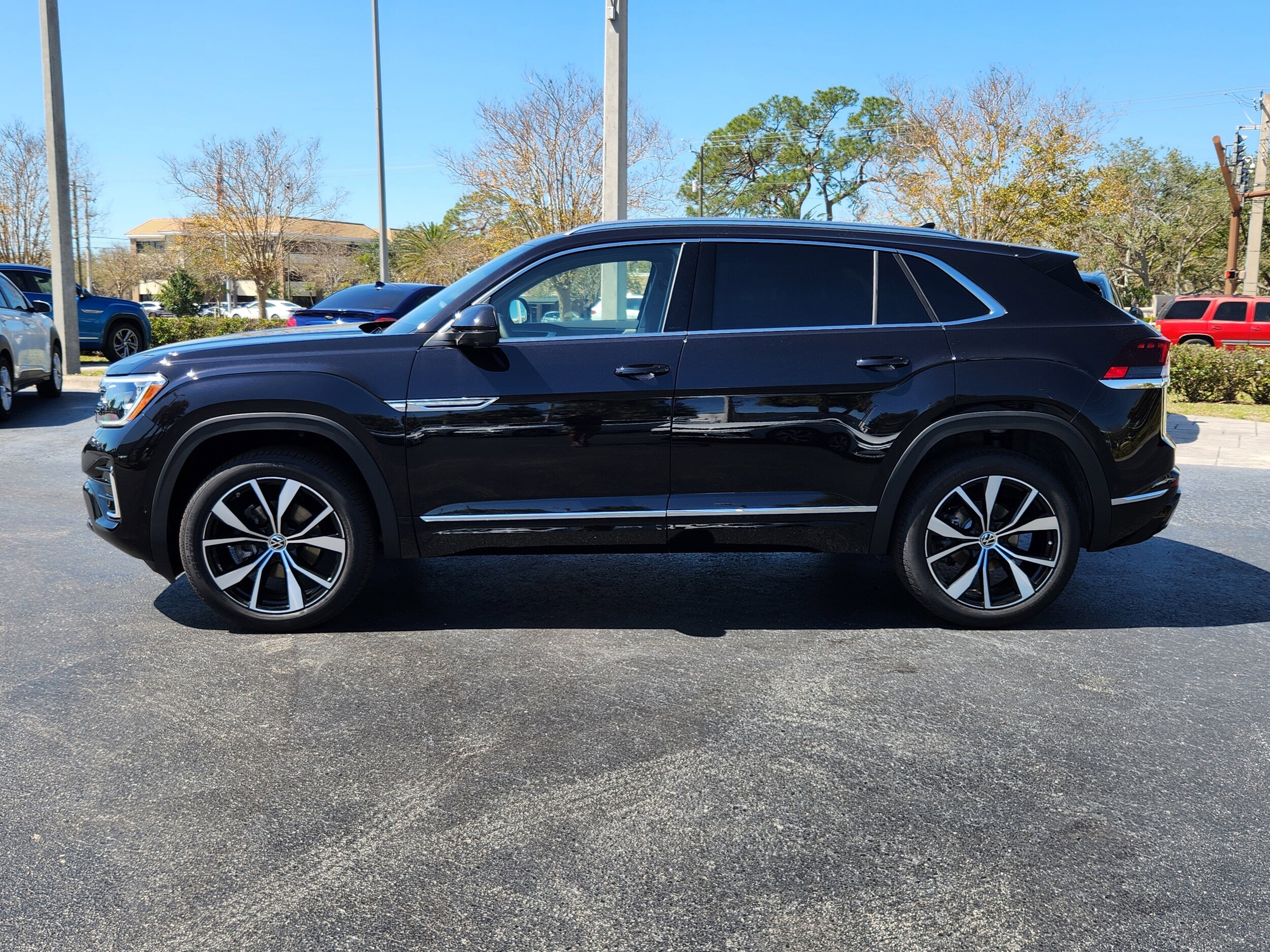 2025 Volkswagen Atlas Cross Sport SEL Premium R-Line photo 4