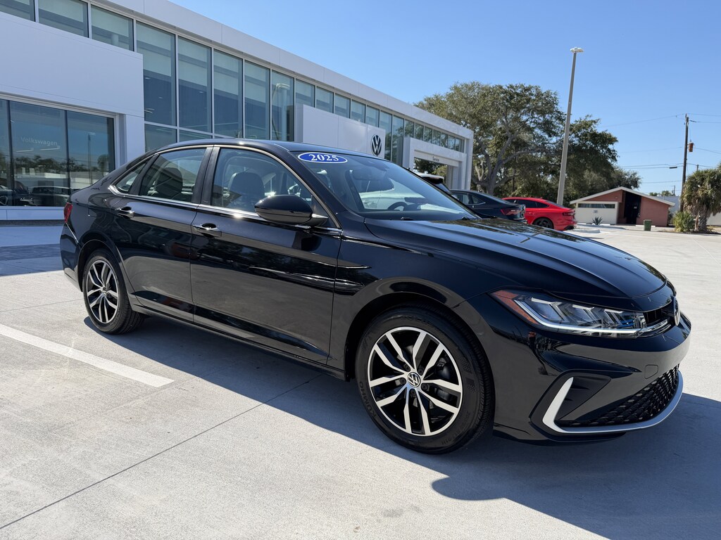Used 2025 Volkswagen Jetta SE Sedan