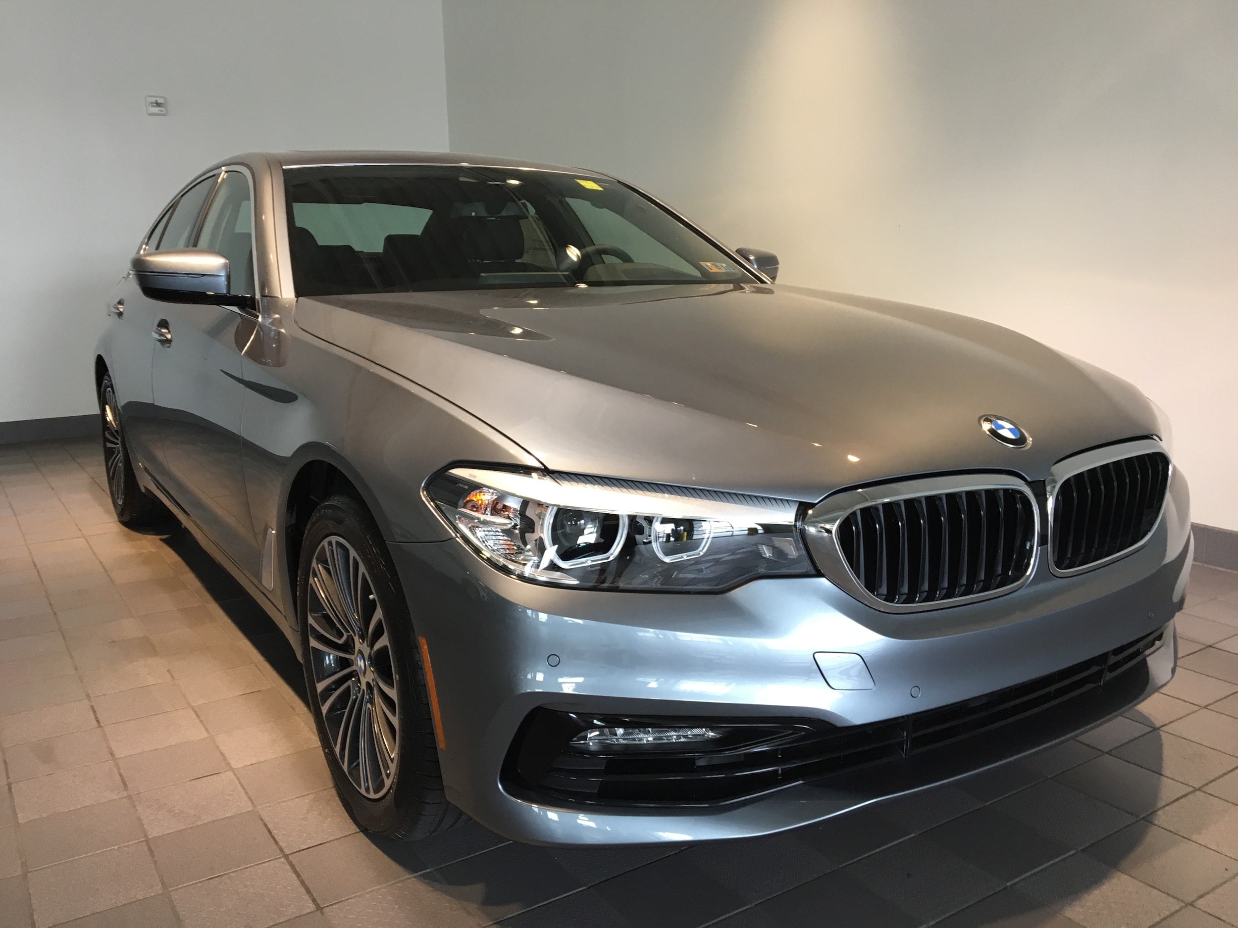 2018 BMW 5 Series 530i xDrive Sedan's photo